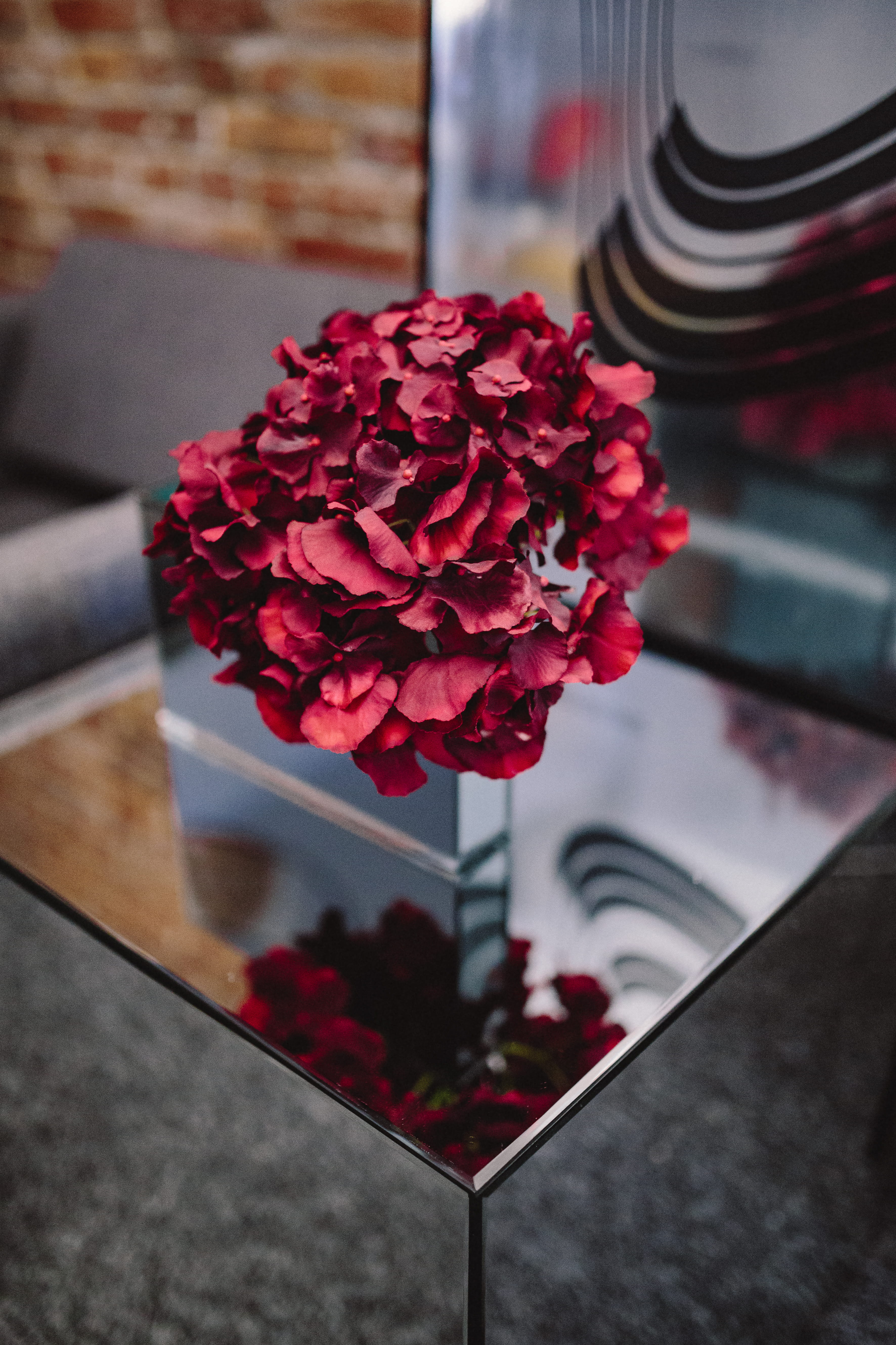 vase, bricks, flower, mirrored table, mirrored coffee table, flower arrangement, room, bouquet, furniture, petal, modern, mirror, bunch of flowers, plant, Phone HD Wallpaper