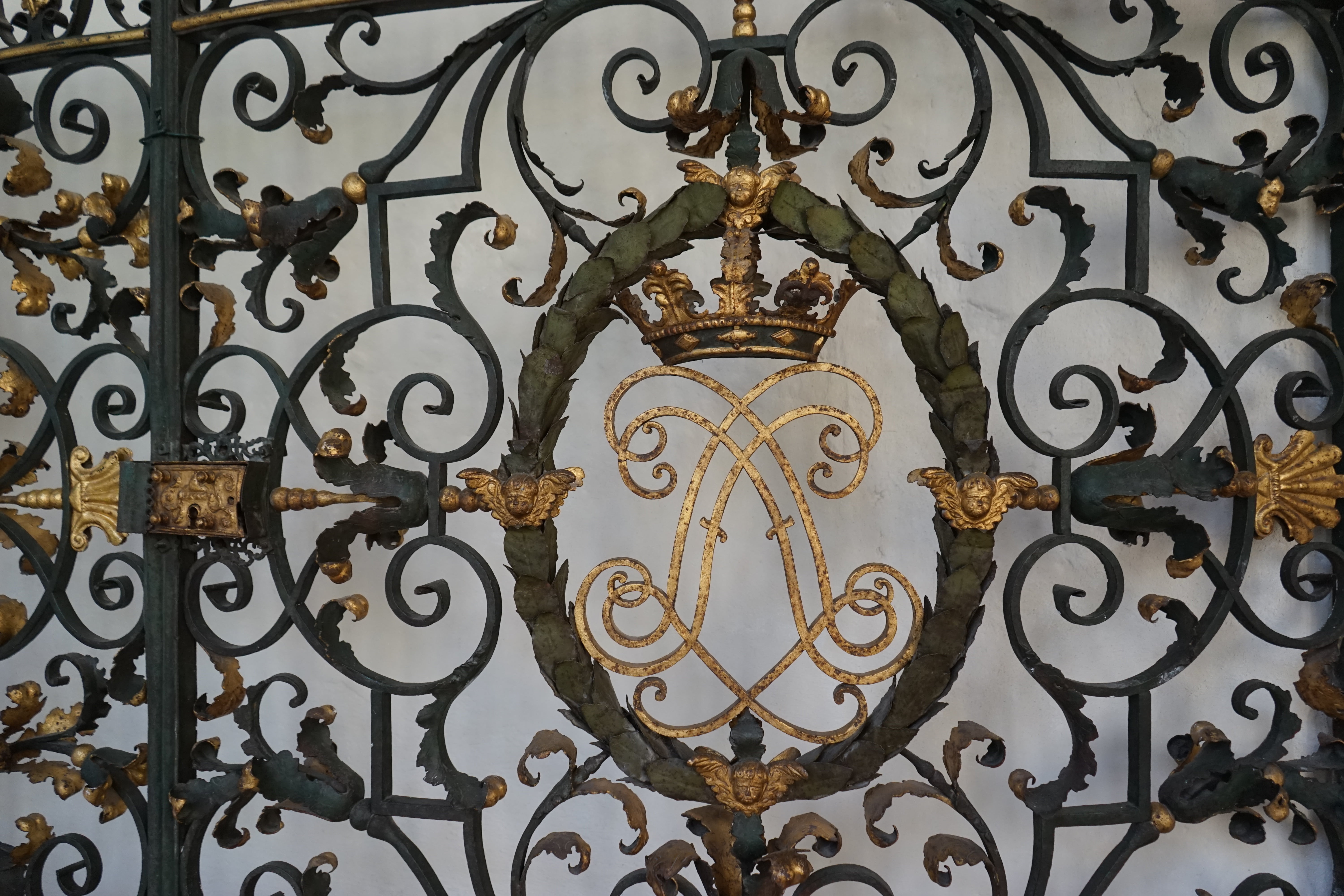 coat of arms, grid, close-up, metal, security, art and craft, pattern, decoration, input, lighting equipment, full frame, clock, ornate, floral pattern, HD Wallpaper