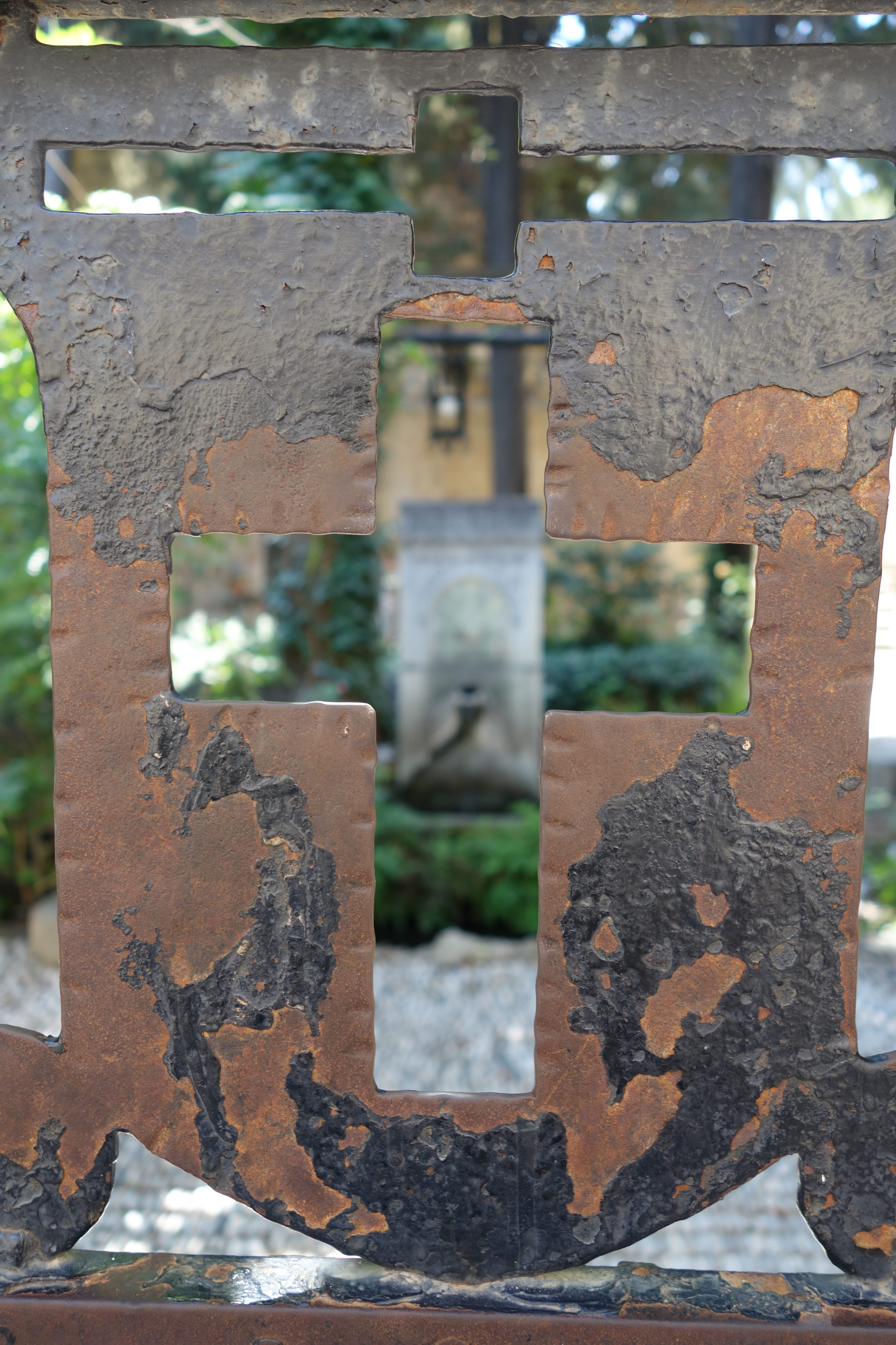 weathered, blacksmithing, outdoors, crusader, focus on foreground, cemetery, coat of arms, history, cross, metal, no people, old, tombstone, stone material, Phone HD Wallpaper