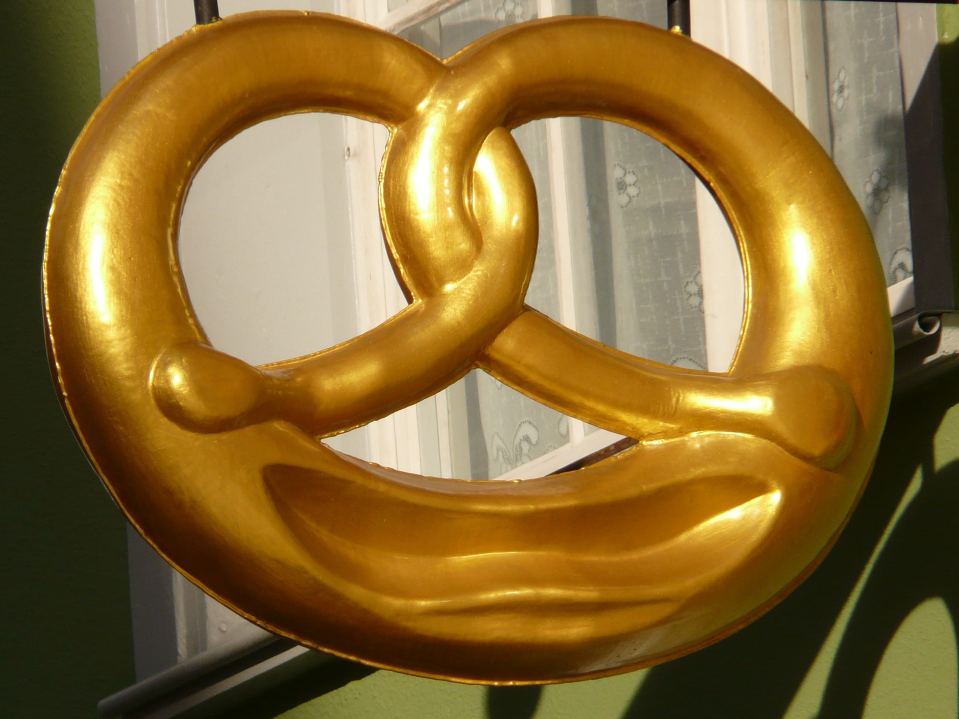 tavern, advertising, decoration, indoors, 2K, simplicity, Golden, craft, Nasal, Pretzel, advertising sign, nasal shield, geometric shape, shape, gold, HD Wallpaper