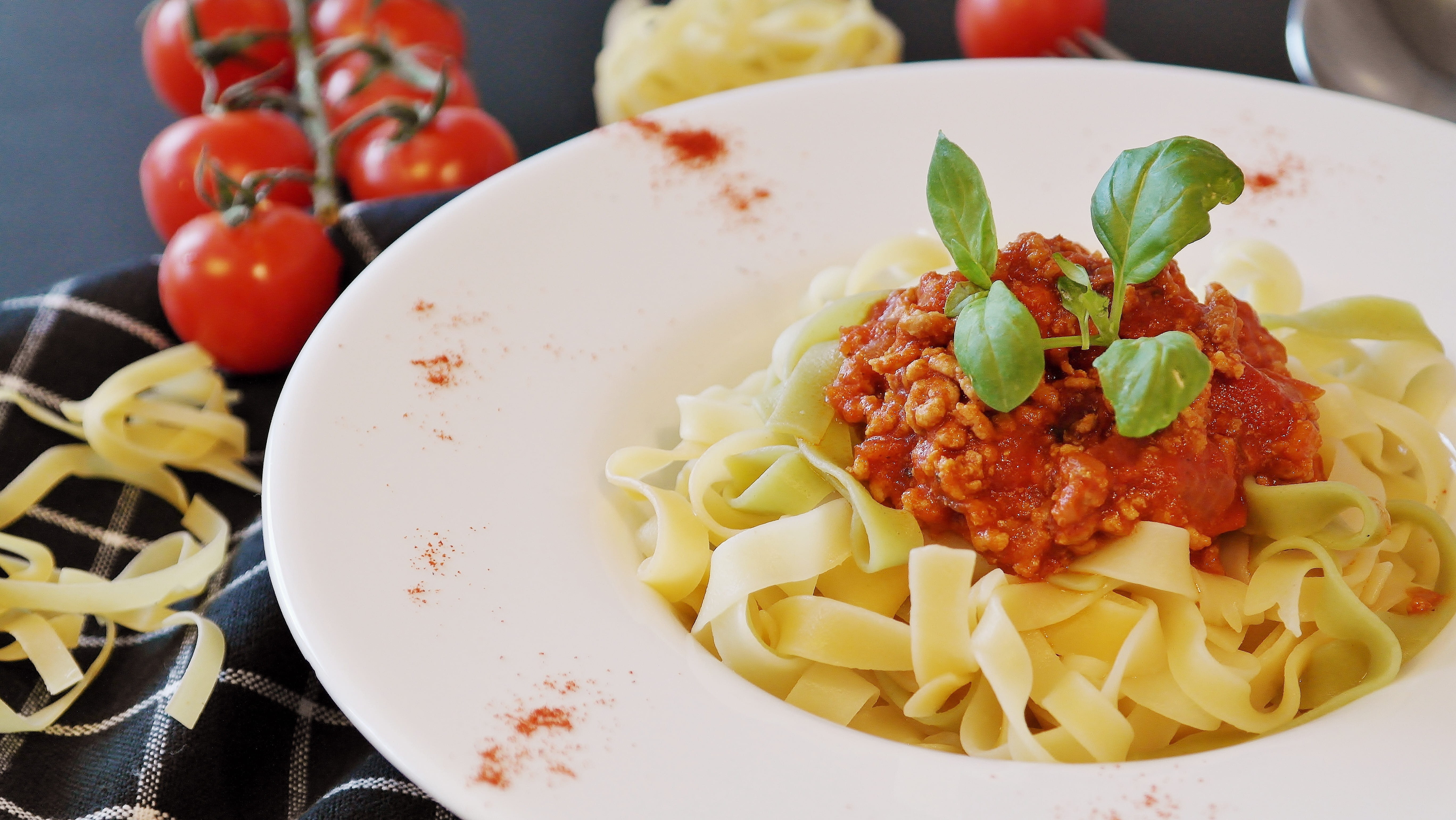 bolognese, noodles, feed, close-up, healthy eating, spaghetti, 5K, indoors, kitchen, pasta, delicious, basil, nutrition, italian, benefit from, frisch, HD Wallpaper