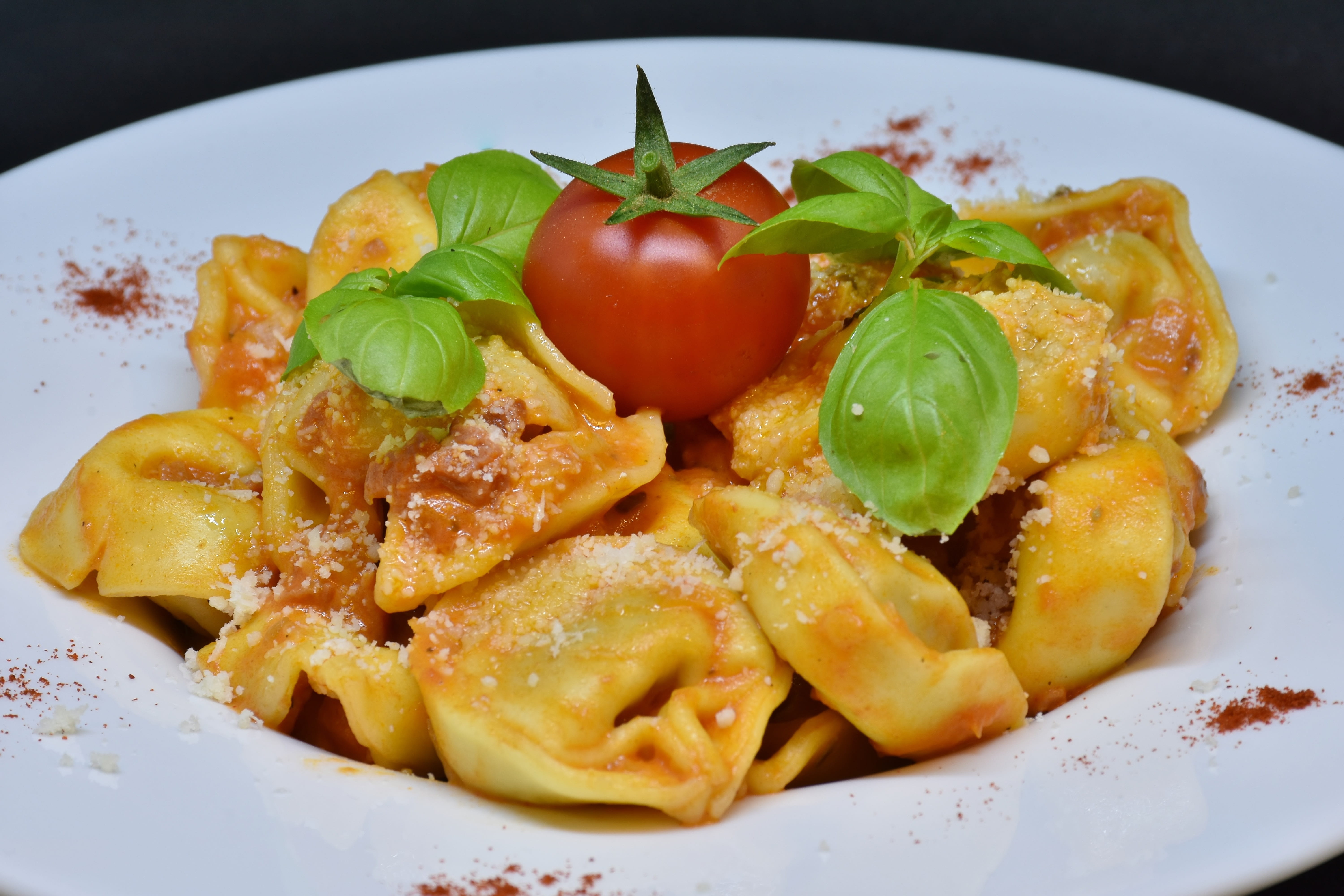 herb, cheese sauce, tomato sauce, pasta, italian, no people, basil, close, frisch, plant, cheese, cook, eat, spaghetti, food and drink, nutrition, serving size, HD Wallpaper