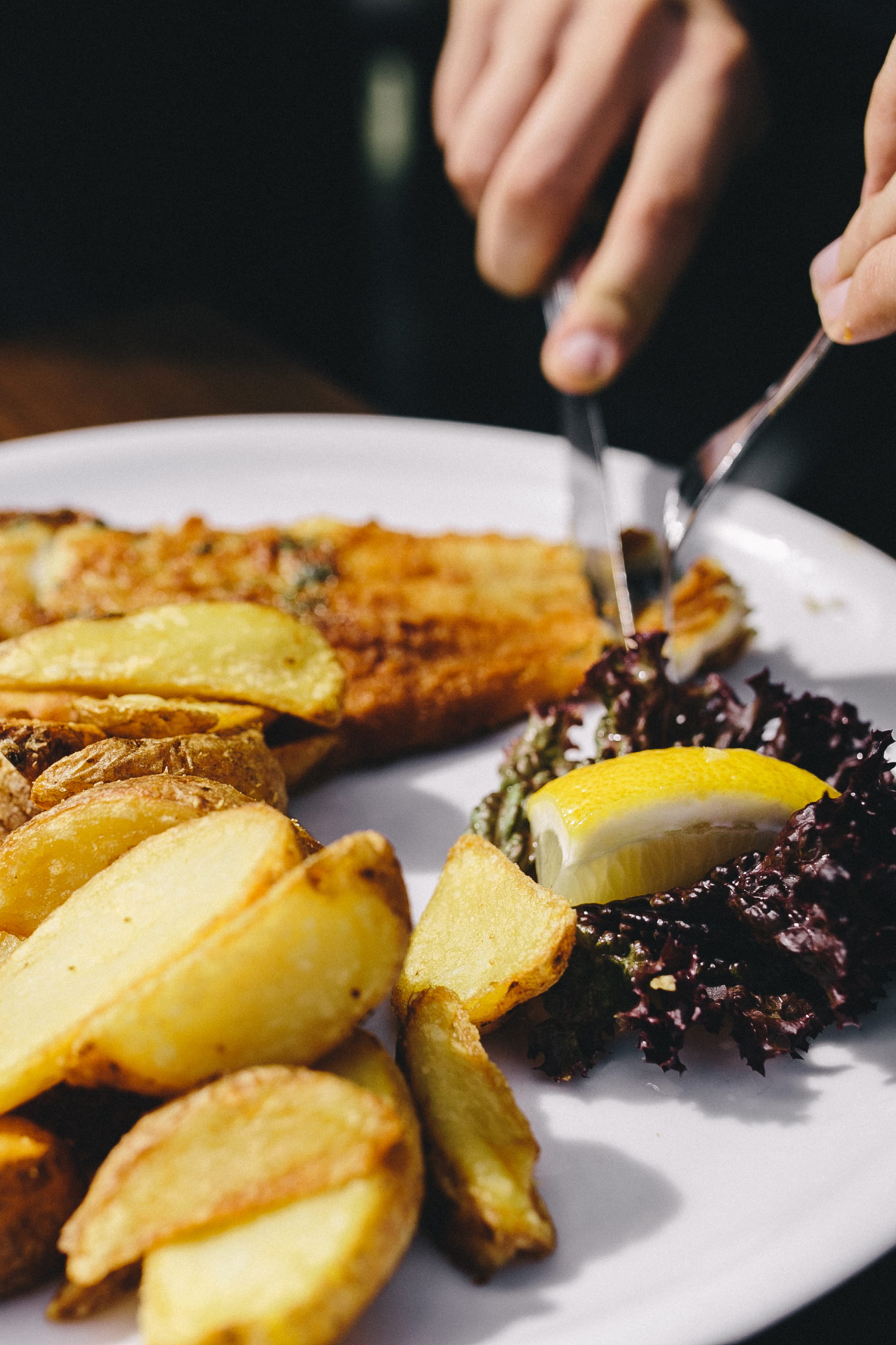 ready-to-eat, fried, real people, serving size, Dinner, Potatoes, human Hand, one person, 2K, kitchen utensil, eat, prepared Potato, grilled, holding, Phone HD Wallpaper