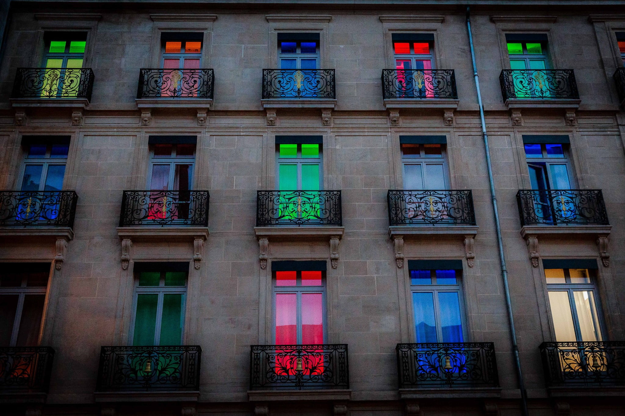 city, multi colored, side by side, window, glass, built structure, reflection, low angle view, residential district, no people, full frame, glass - material, HD Wallpaper