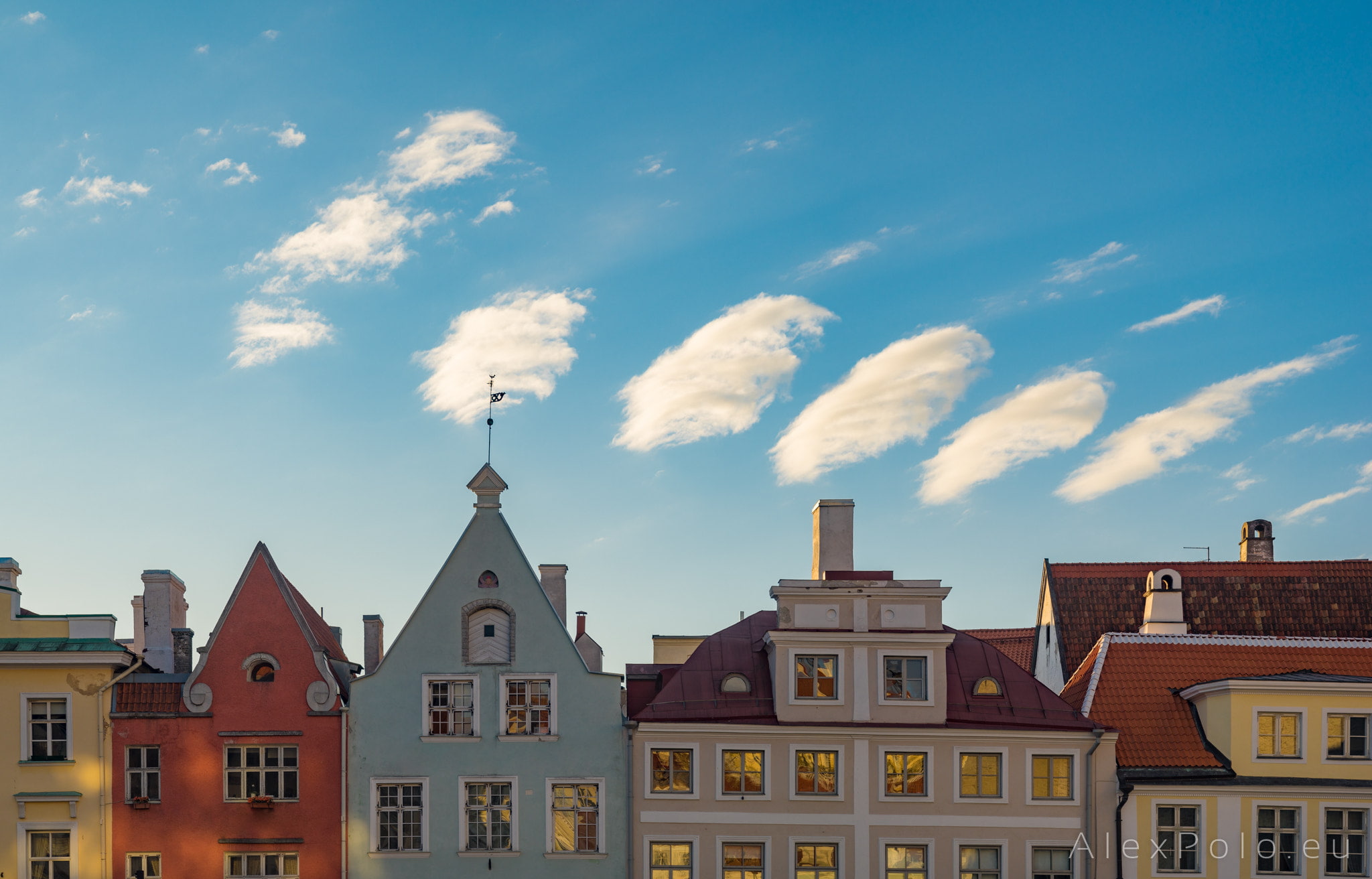 building, row house, residential district, sky, built structure, architecture, blue, sunlight, town, city, 500px, religion, house, nature, building exterior, HD Wallpaper