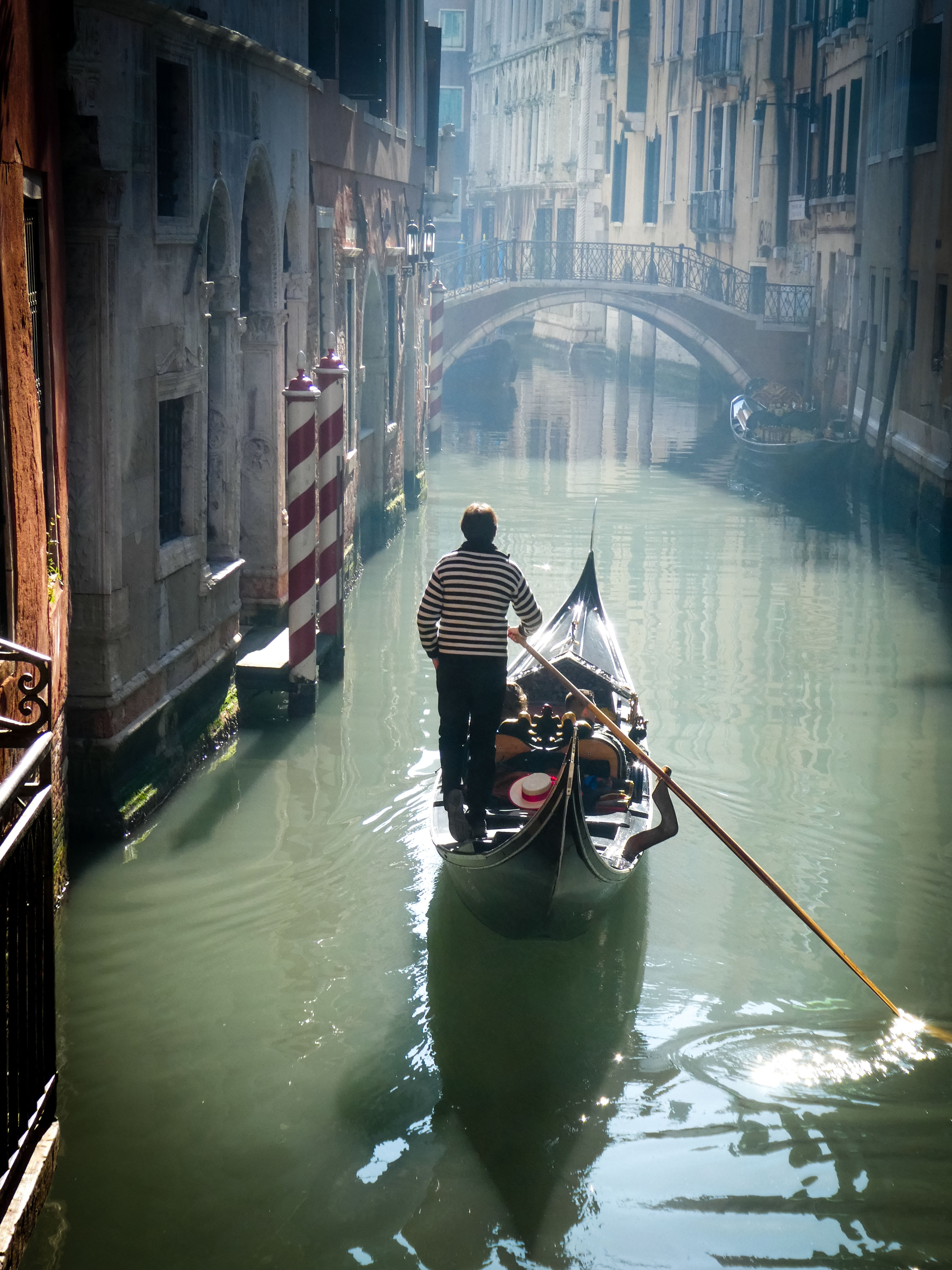 gondolier, man, italy, nautical vessel, oar, outdoors, rowing, day, one person, rear view, mode of transportation, travel destinations, venice, real people, Phone HD Wallpaper