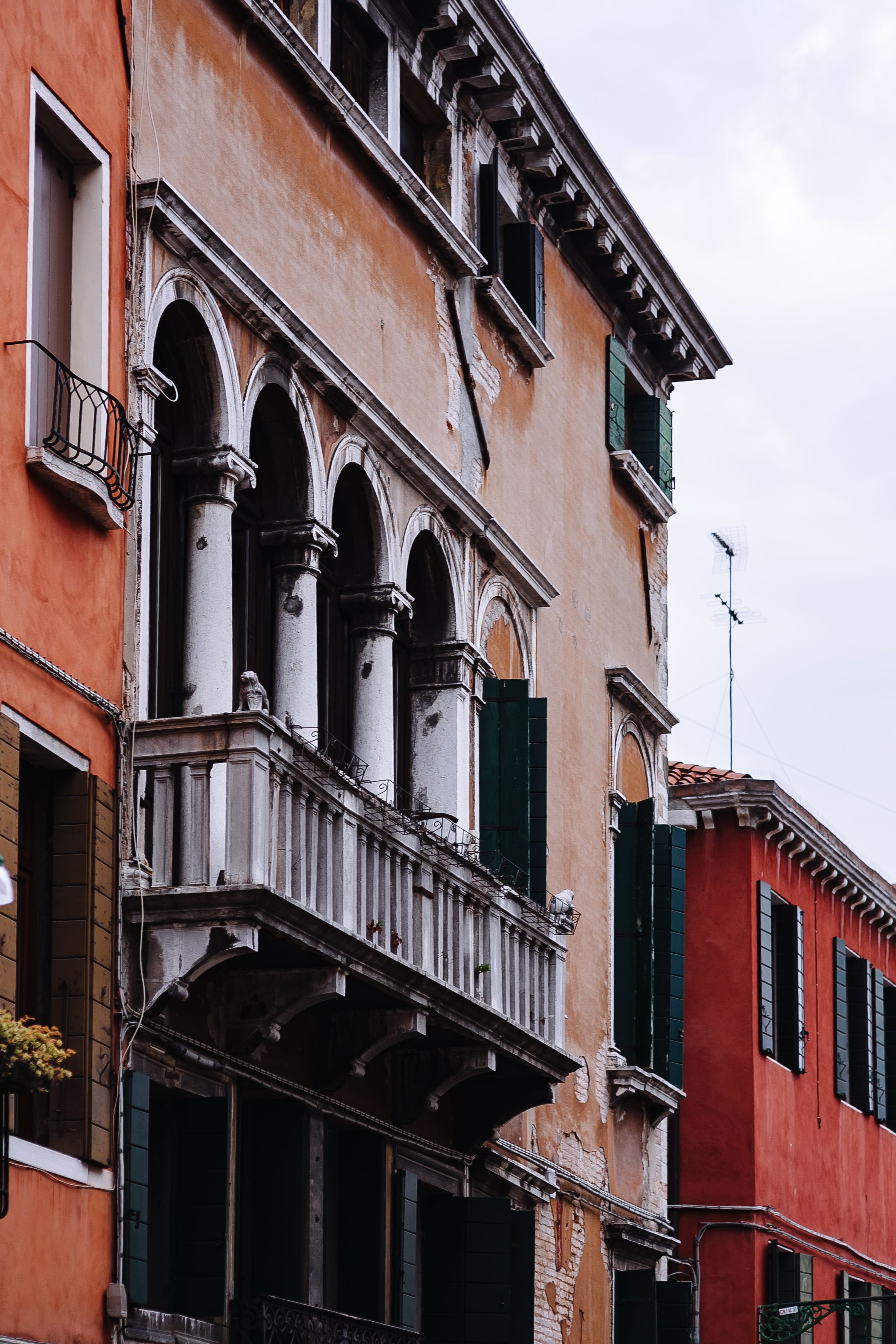 history, outdoors, 2K, trip, day, old, venice, building, low angle view, built Structure, Europe, apartment, Venice, balcony, tourist, Italy, travel, facade, Phone HD Wallpaper