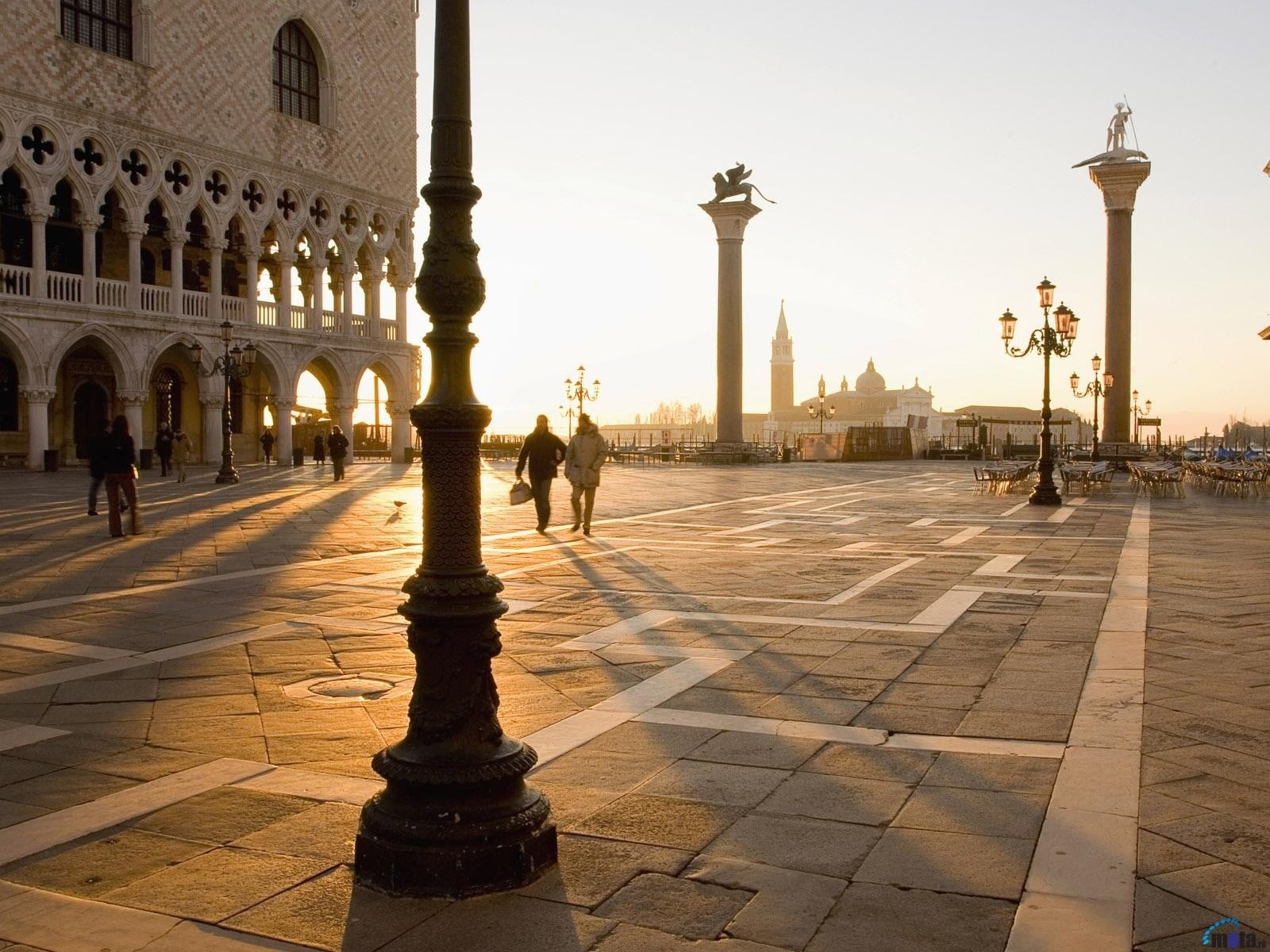 city, arch, wooden, table, outdoors, building, sky, history, tourism, black, building exterior, Venice, travel, incidental people, nature, architectural column, HD Wallpaper