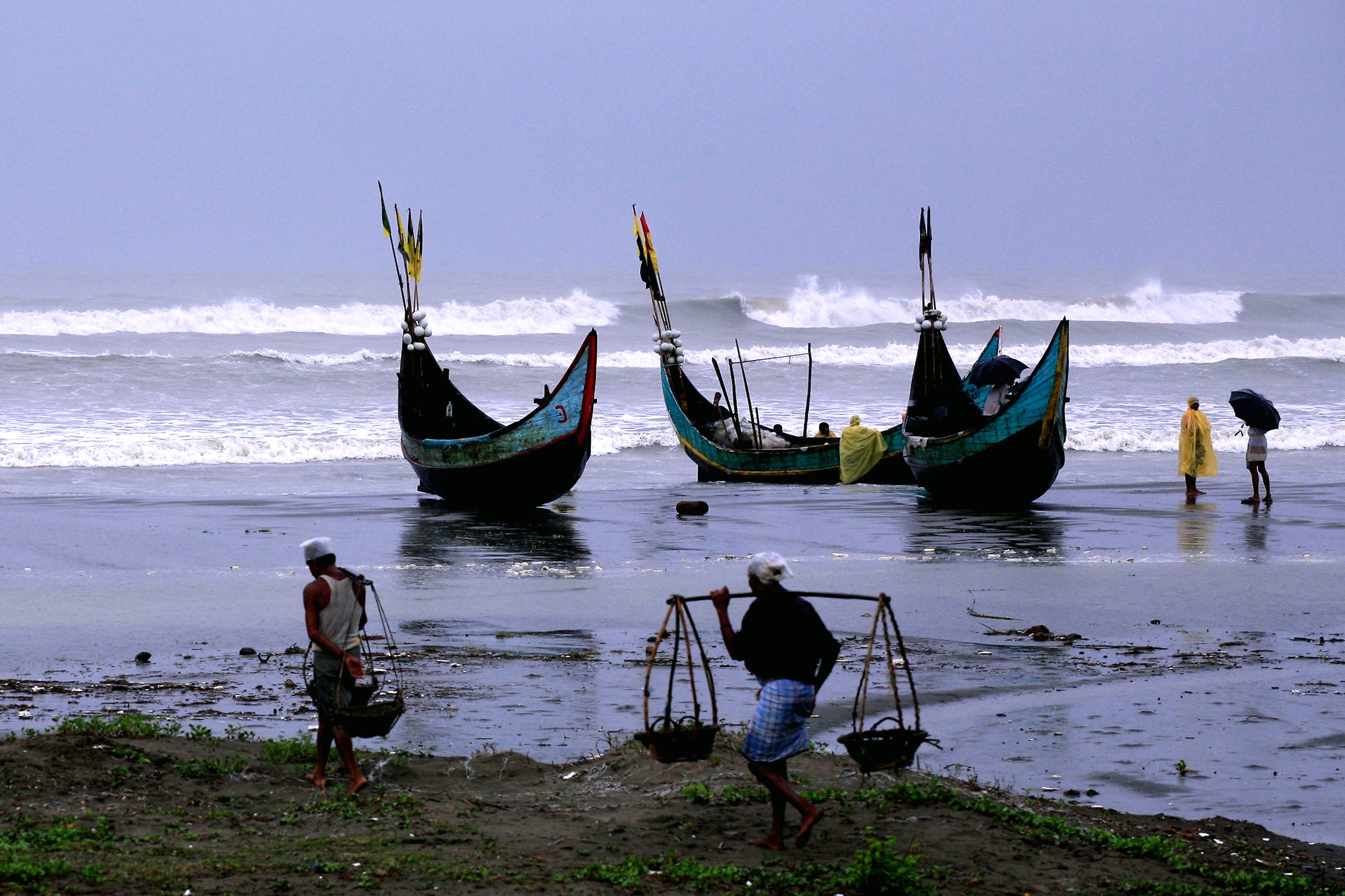 fisherman, gondola - traditional boat, mode of transportation, fishing, incidental people, bangladesh, land, sky, nature, 5K, sea, men, fishing industry, HD Wallpaper
