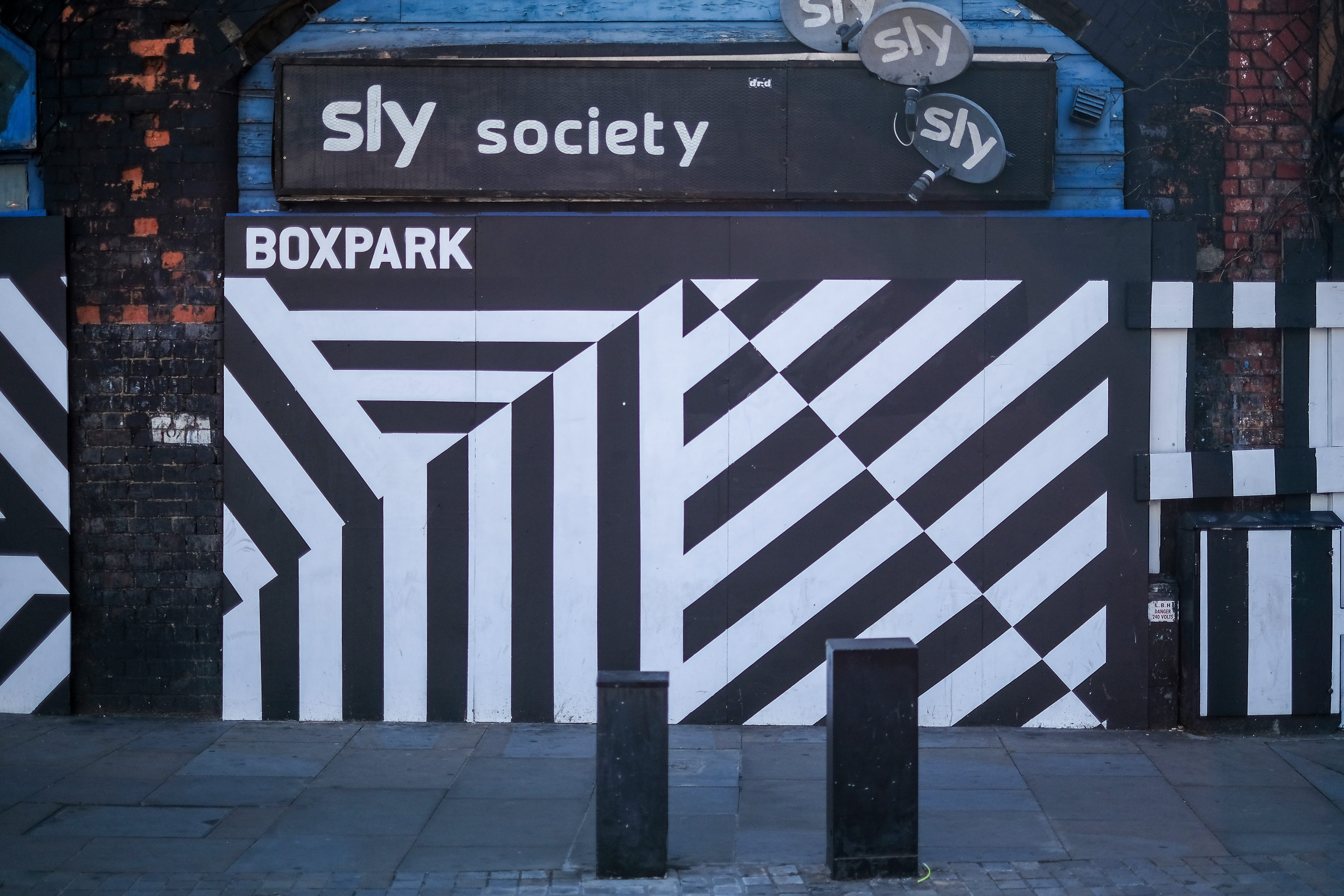 art, communication, architectural column, 5K, white color, information sign, streetart, city, script, outdoors, text, street art, black and white, london streets, HD Wallpaper