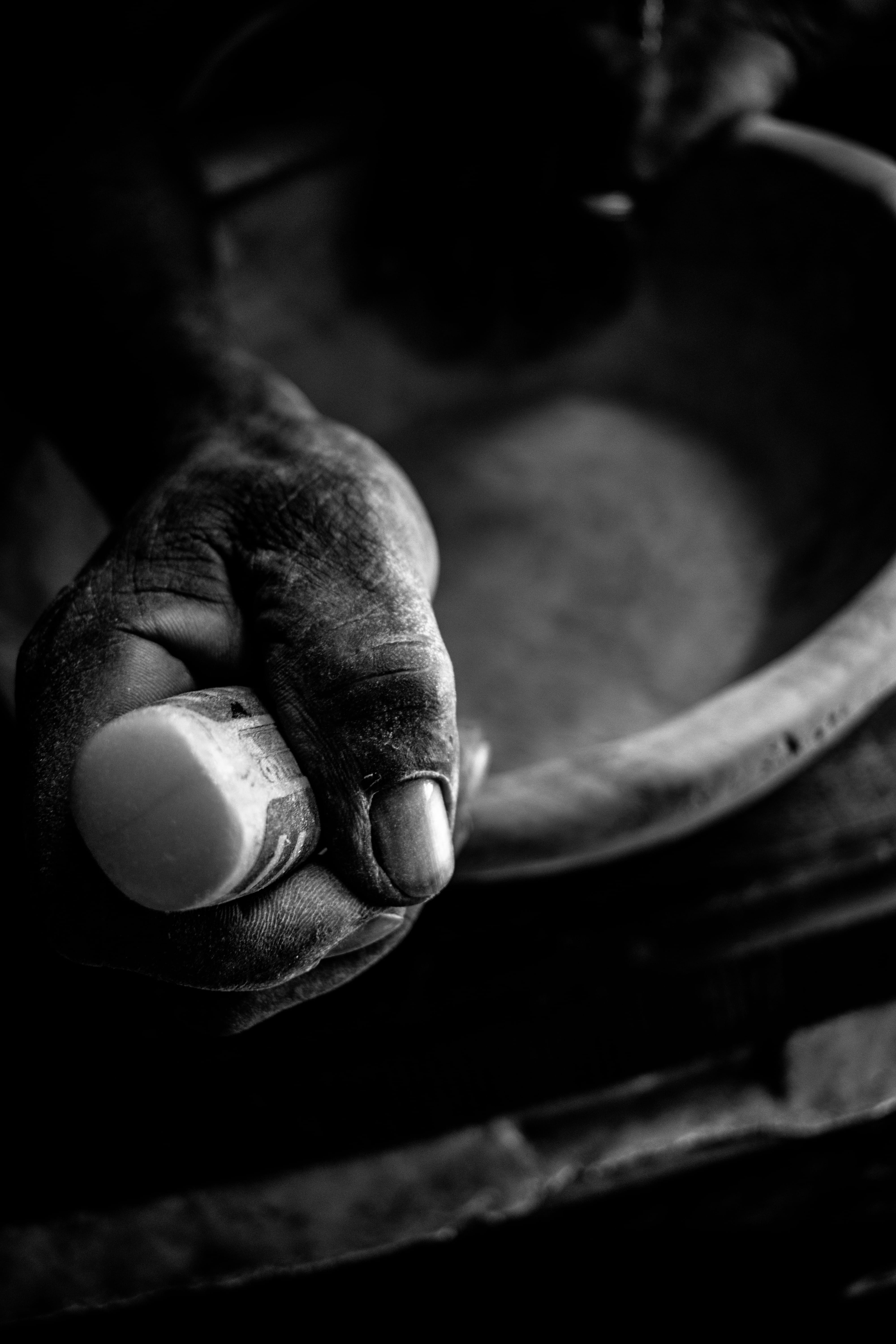 dirty, person, focus on foreground, lifestyles, hand, indoors, one person, men, goblet, dirt, human, finger, rasta, real people, pollution, tarmac, human finger, Phone HD Wallpaper