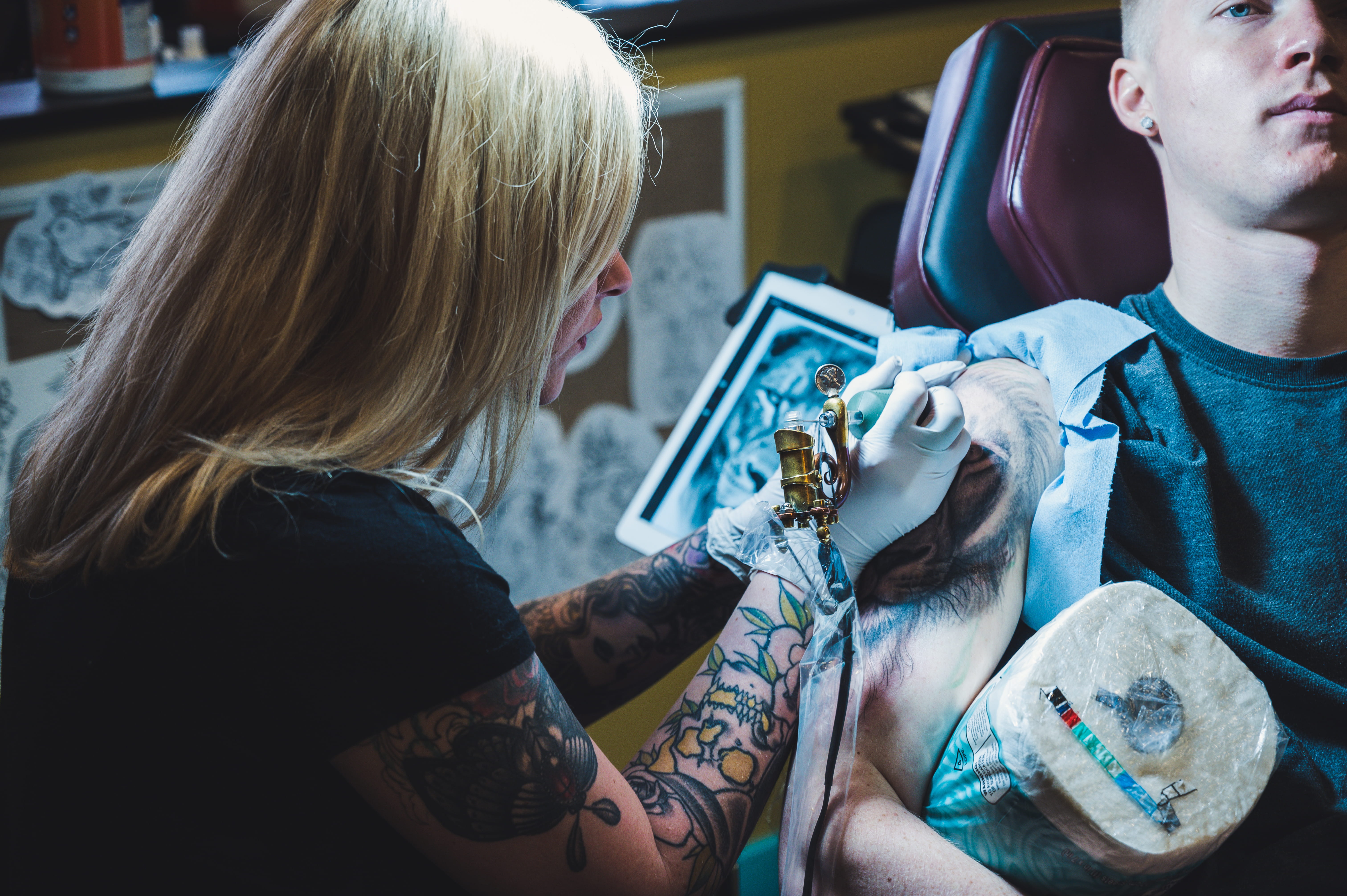 leisure activity, young women, people, tattooing, friendship, real people, tatoo artist, tatooing, 5K, artist, females, casual clothing, right, woman, HD Wallpaper