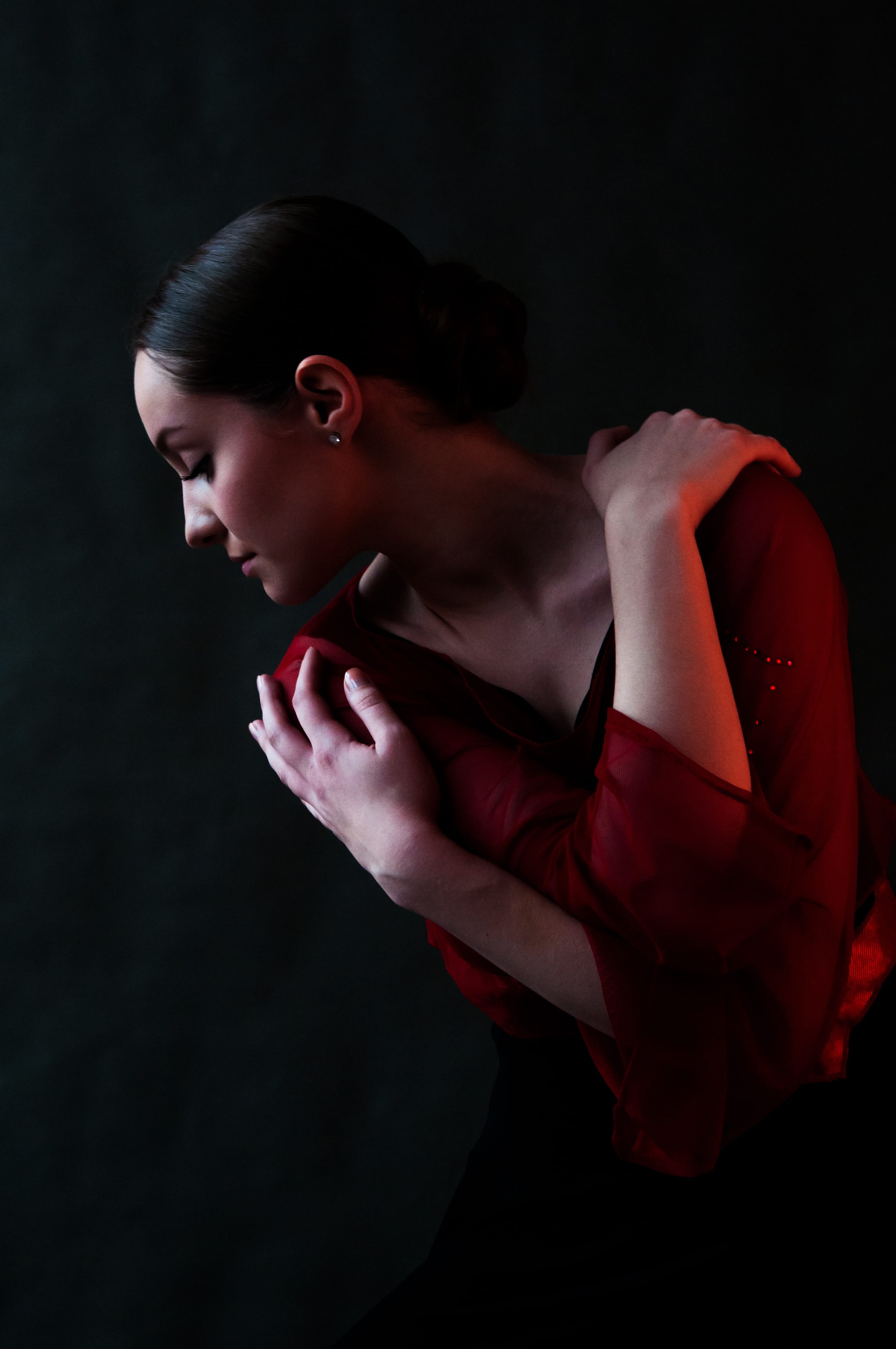 shirt, looking, female hands, looking away, fingers, in the studio, girl, young adult, studio, studio shot, charm, long, adult, hands, black background, Phone HD Wallpaper