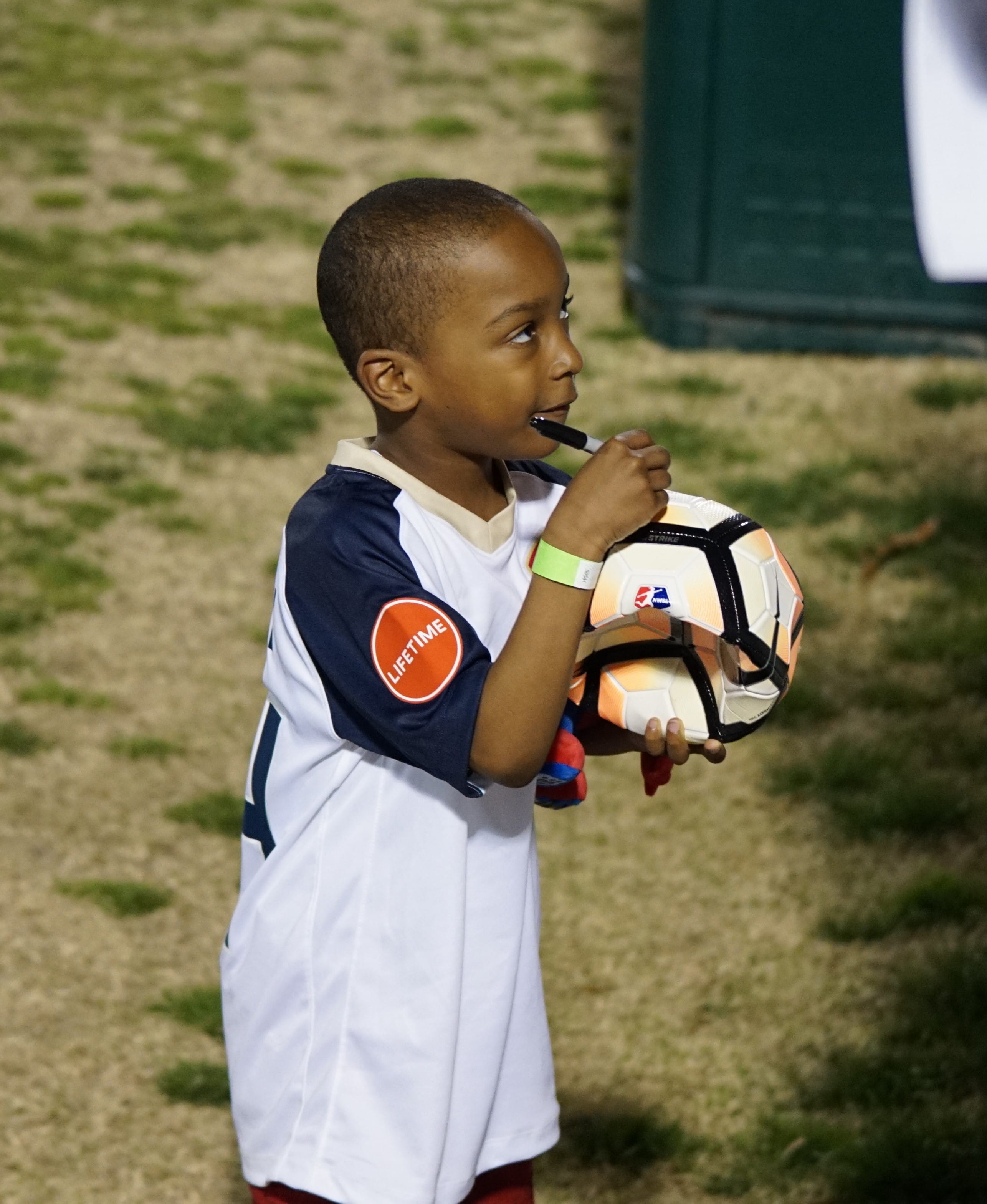 outdoors, maryland soccerplex, sunlight, leisure activity, men, waist up, north carolina courage, nwsl, holding, one person, males, offspring, focus on foreground, Phone HD Wallpaper