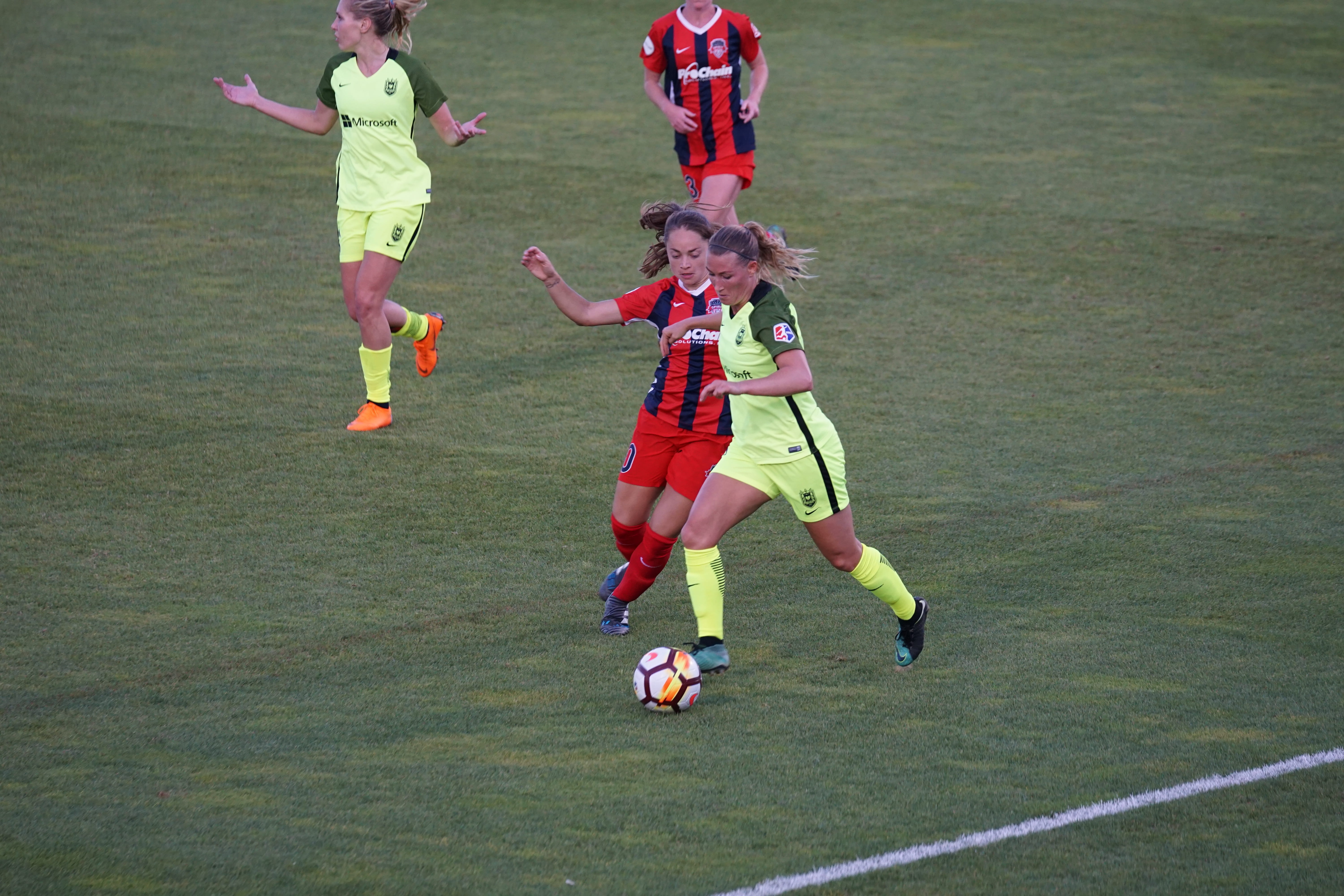 leisure activity, estefania banini, grass, people, motion, boyds, sport, day, team sport, soccer, playing, outdoors, girls, nwsl, females, women, child, HD Wallpaper