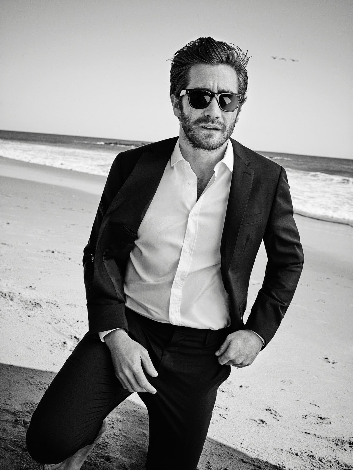 fashion, beach, land, sea, looking at camera, glasses, suit, front view, monochrome, sunglasses, Jake Gyllenhaal, well-dressed, males, 720P, young adult, Phone HD Wallpaper