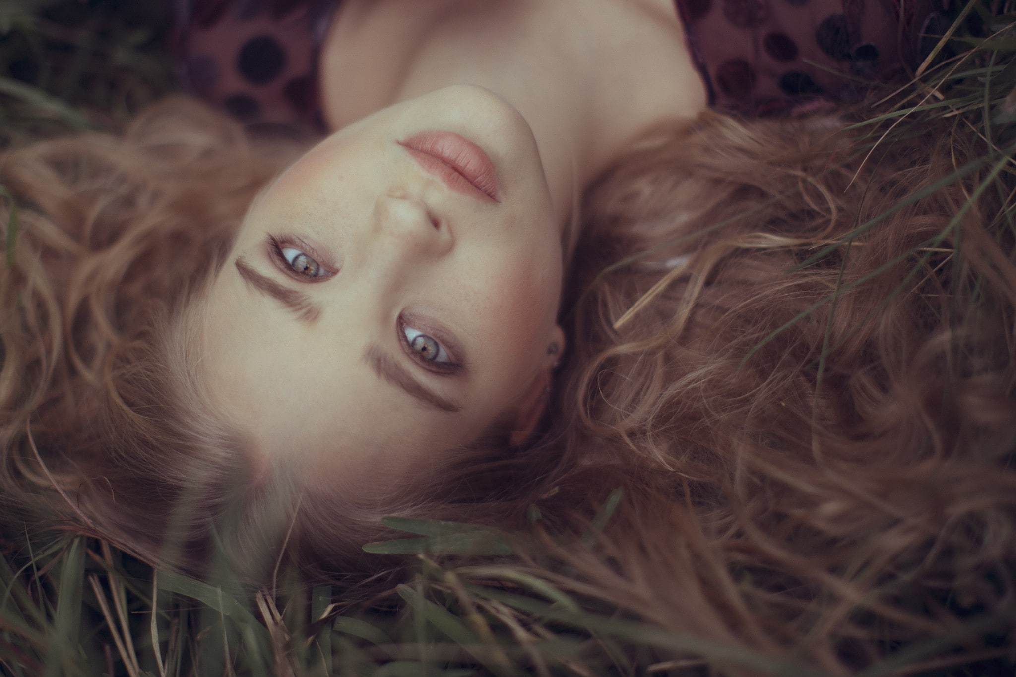 upside down, lying on back, looking at viewer, 1080P, face, curly hair, women, HD Wallpaper