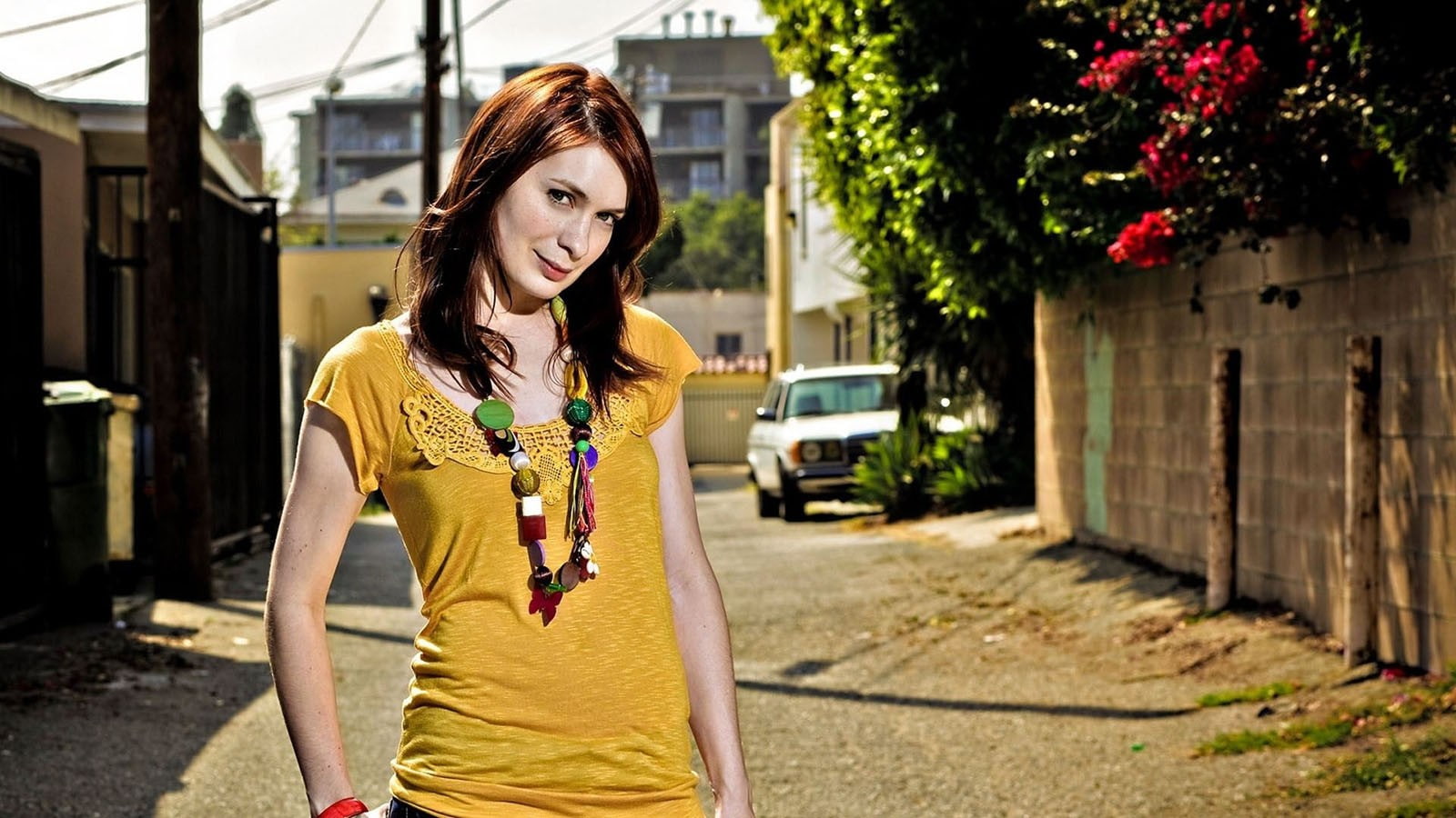women outdoors, Felicia Day, 720P, looking at viewer, yellow tops, women, brunette, actress, depth of field, HD Wallpaper