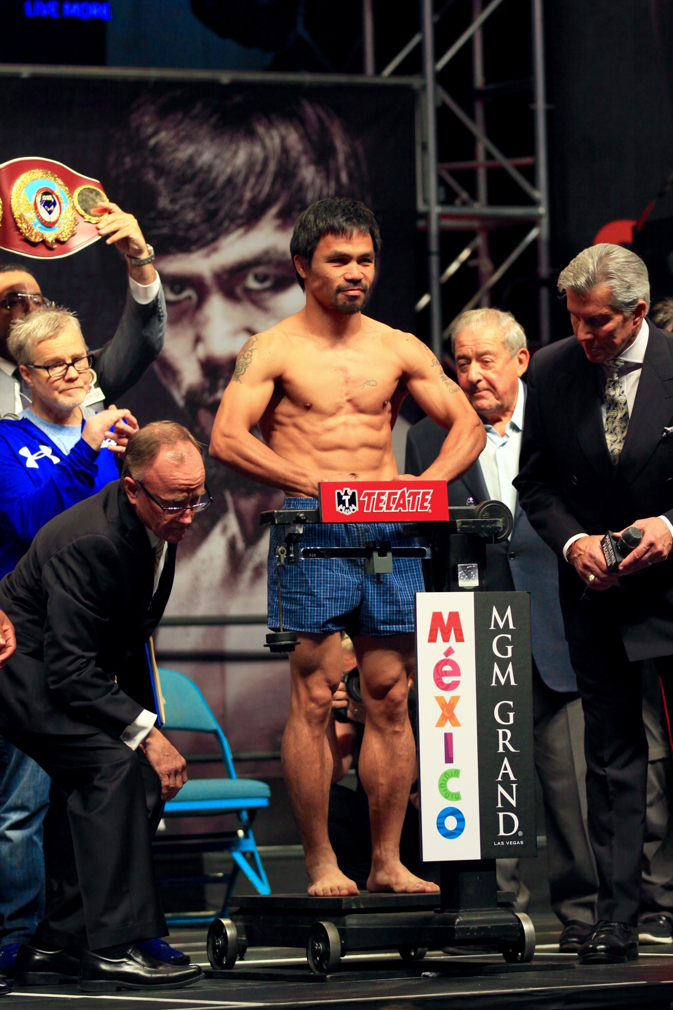 mid adult men, communication, women, casual clothing, young adult, adult, mid adult, standing, occupation, leisure activity, boxer, manny pacquiao, people, Phone HD Wallpaper