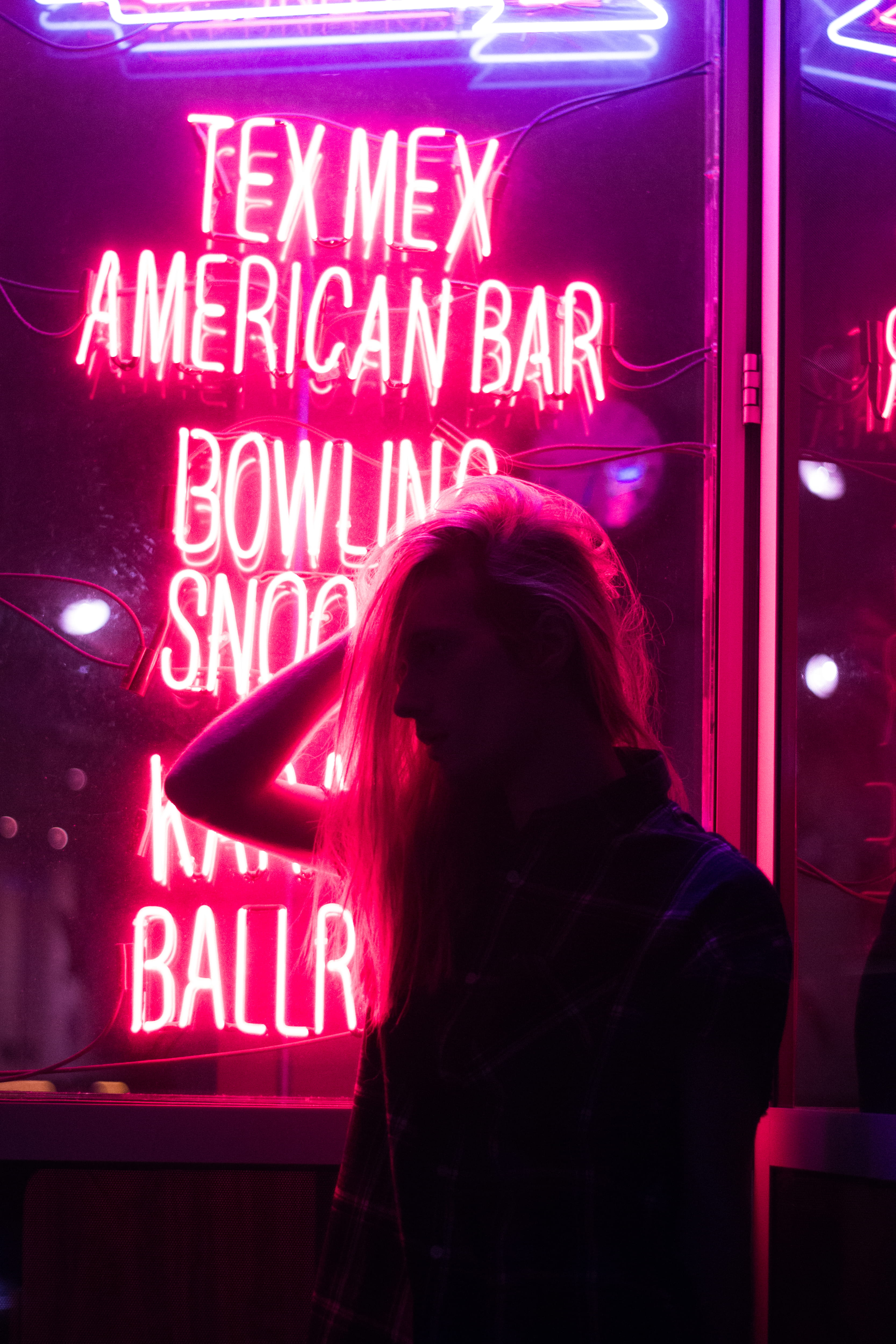 indoors, city, women, woman, near, commerce, western script, adult, hands, girl, silhoutte, night, light, architecture, sign, light - natural phenomenon, Phone HD Wallpaper