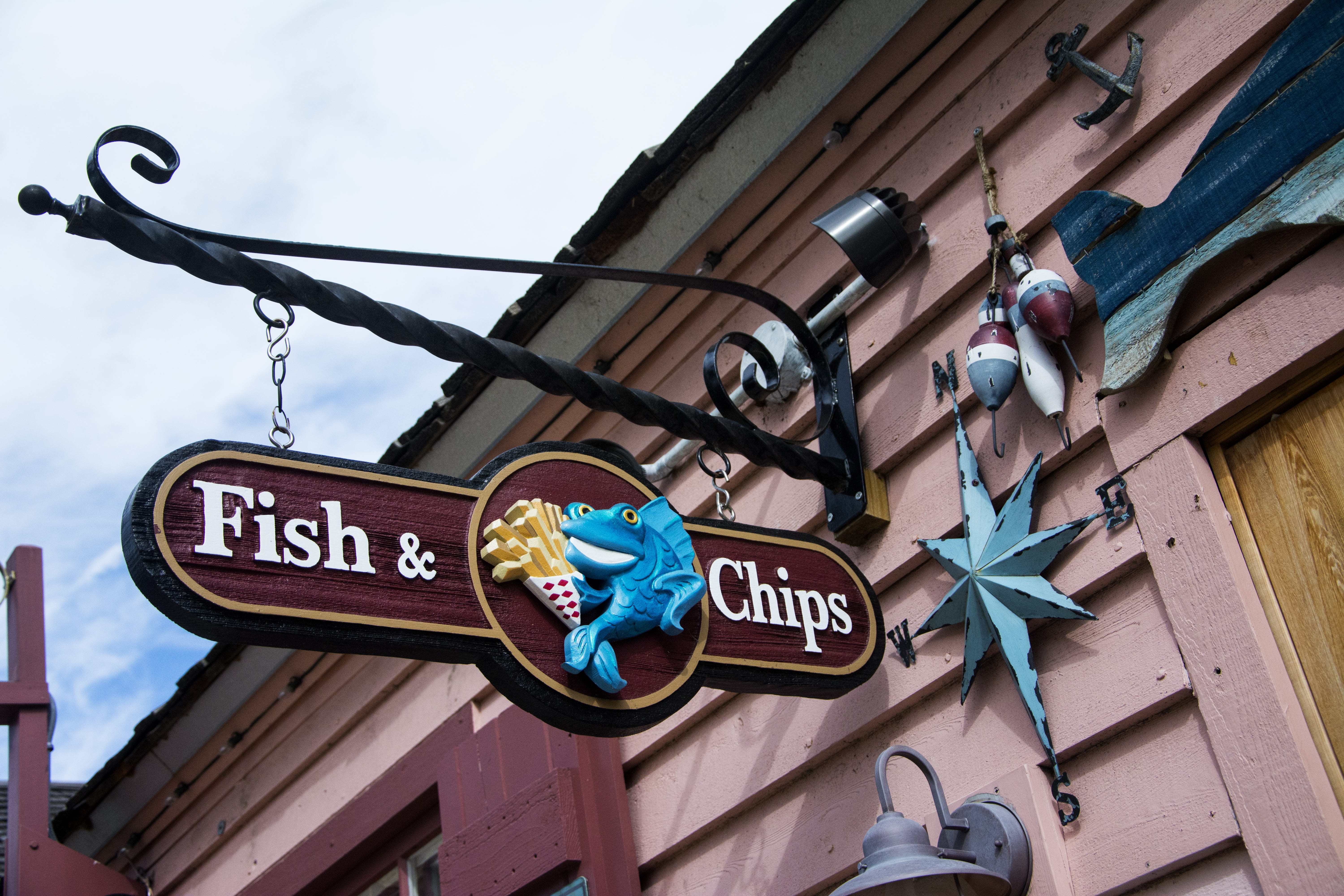 built structure, western script, capital letter, st, information sign, signalise, street, building, florida, communication, outdoors, fish, information, HD Wallpaper