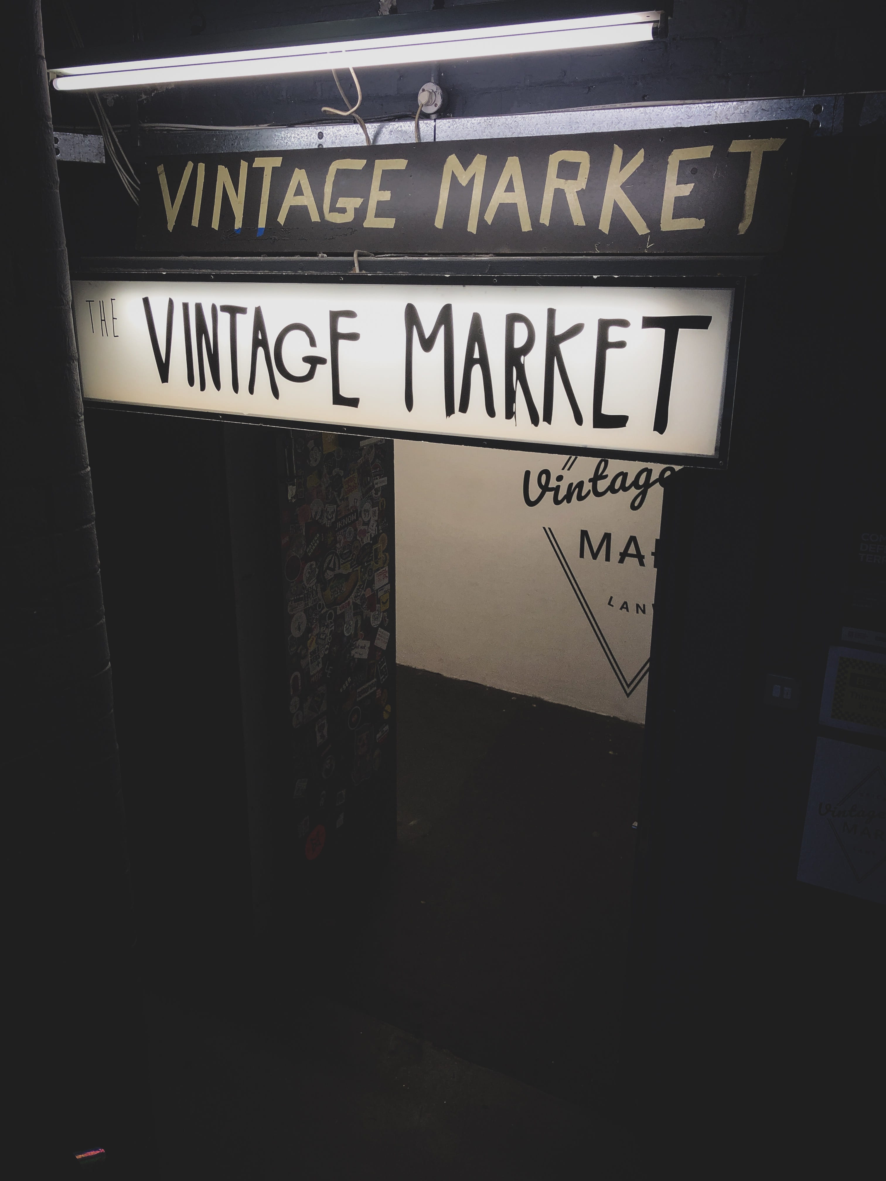 design, built structure, signage, script, singage, capital letter, city, communication, architecture, indoors, vintage, western script, information, sign, Phone HD Wallpaper