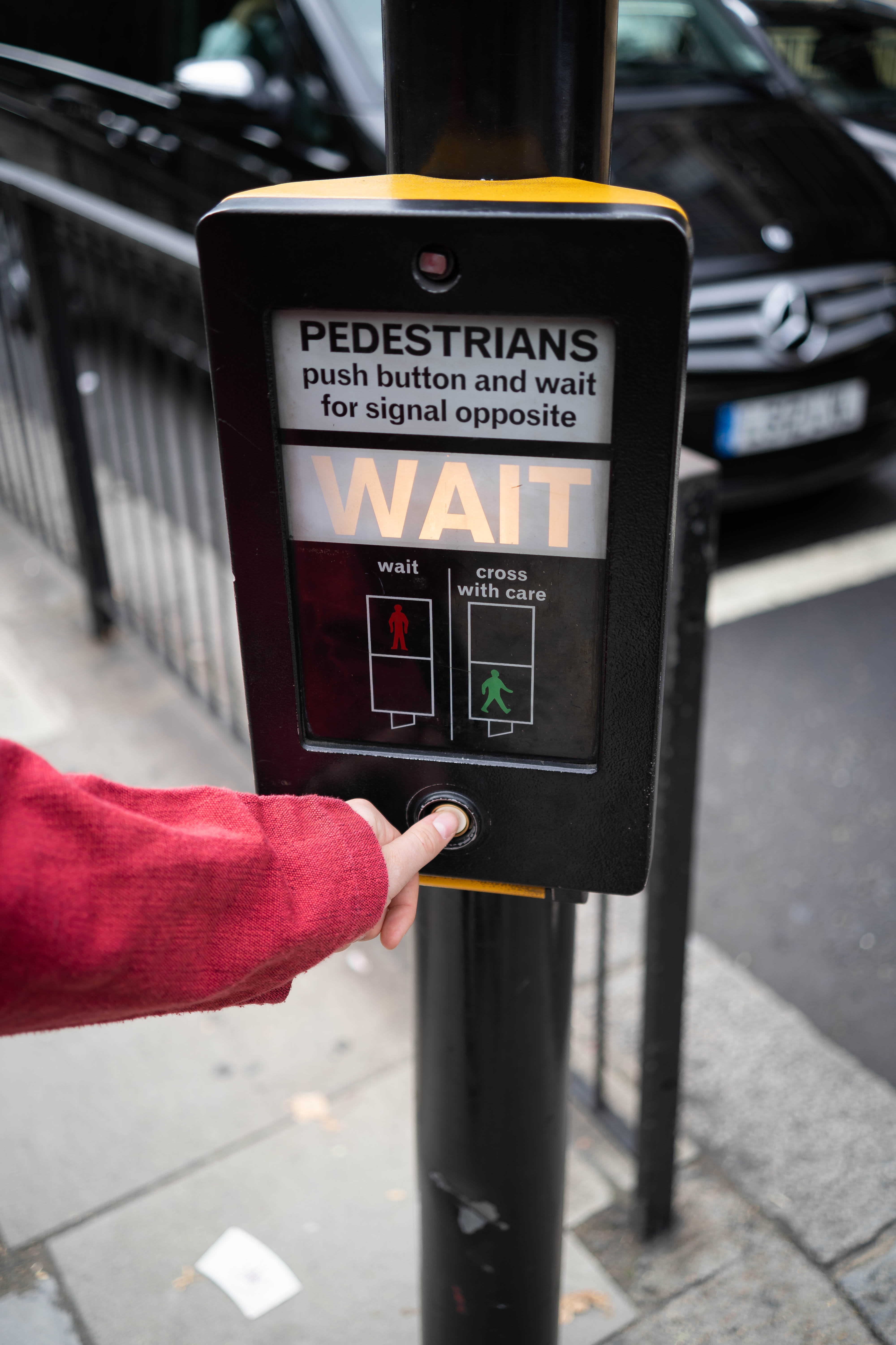 street, traffic light, hand, number, 5K, car, day, communication, city, technology, urban, wait, finger, signalise, real people, photo, button, mode of transportation, Phone HD Wallpaper