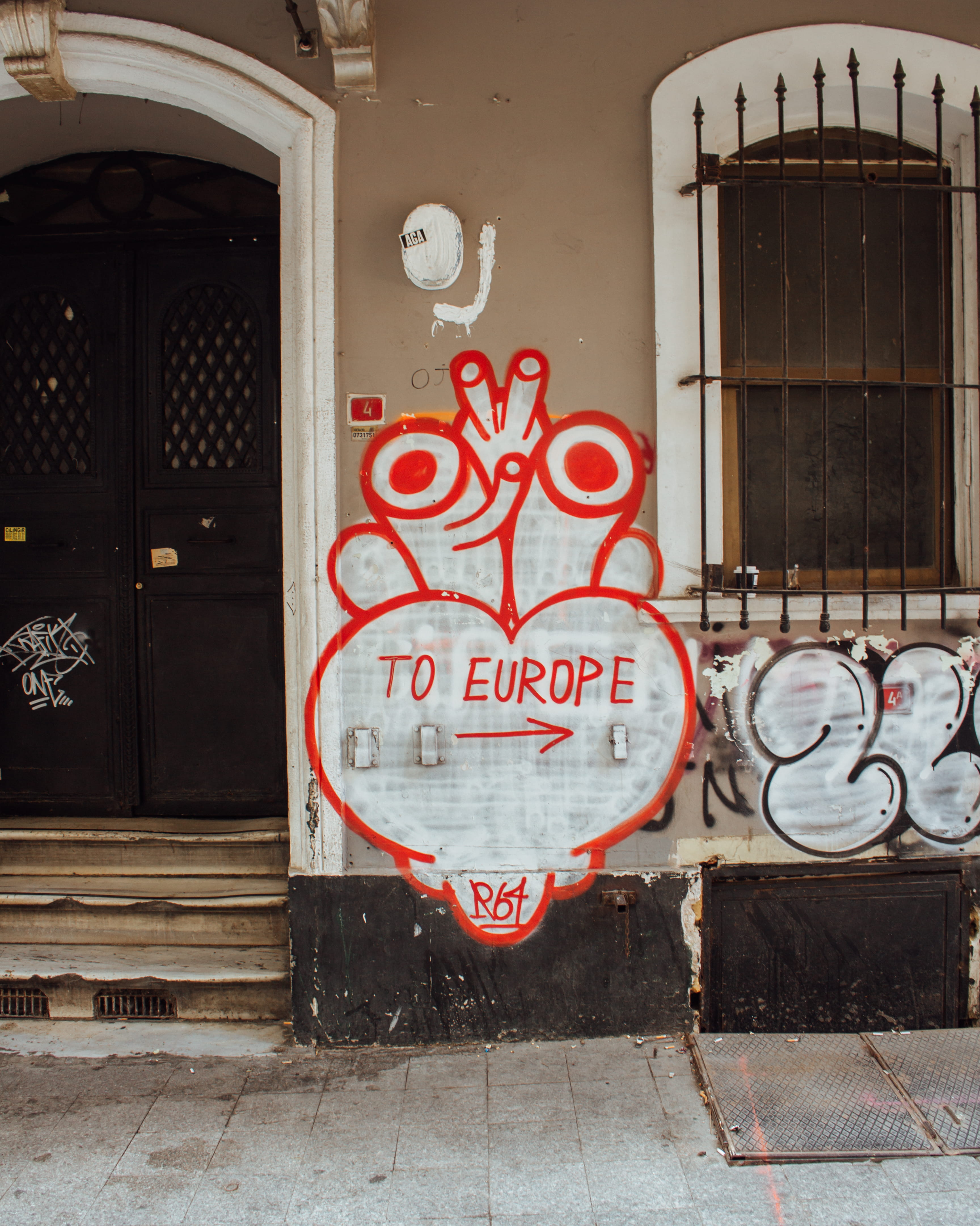 dirty, western script, graffiti, wall - building feature, closed, door, outdoors, day, window, city, signalise, facade, text, white, heart, architecture, Phone HD Wallpaper