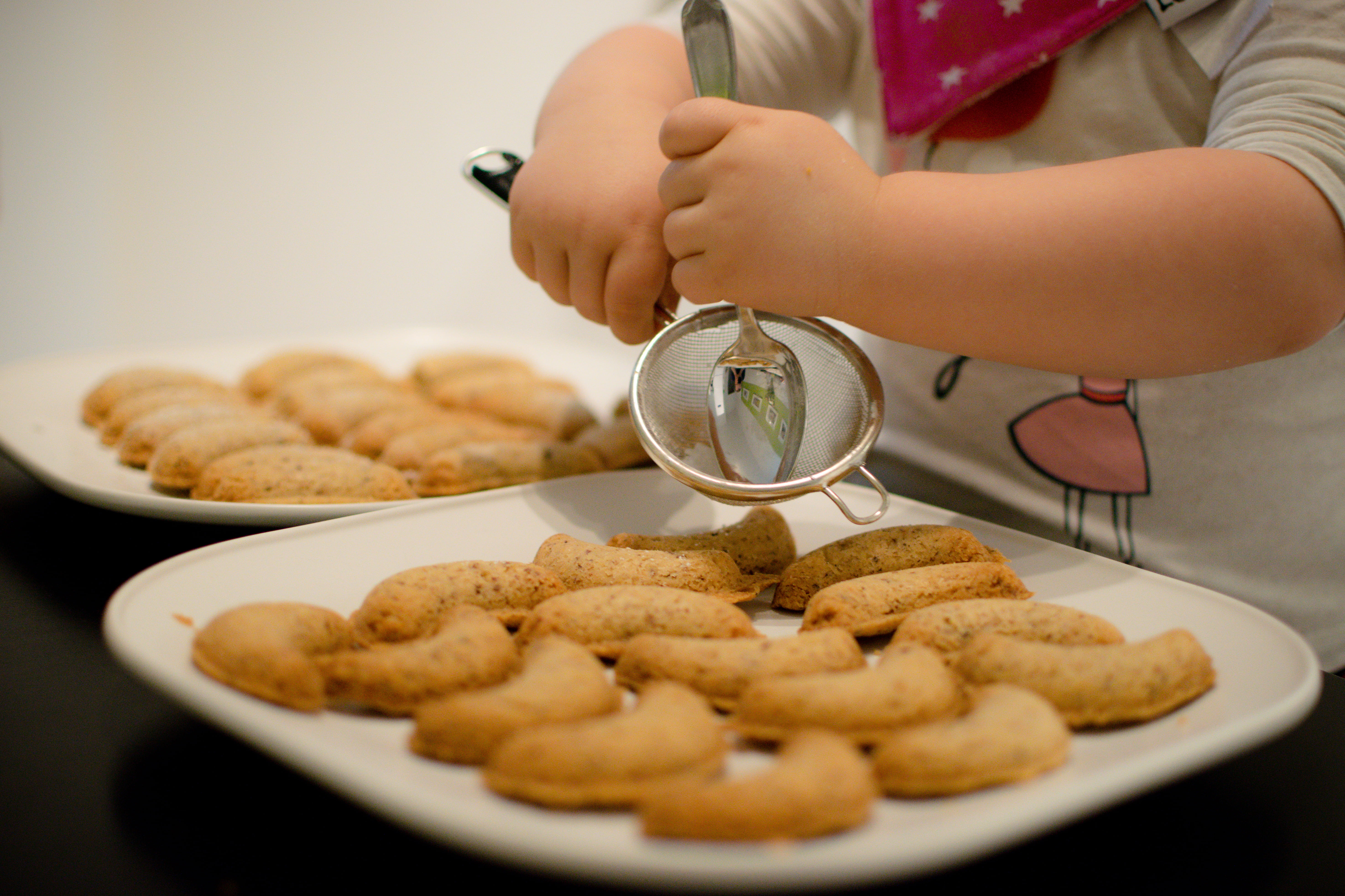 childhood, holding, 5K, hand, cookie, christmas, biscuit, recipe, food and drink, one person, midsection, breakfast, selective focus, freshness, tray, HD Wallpaper