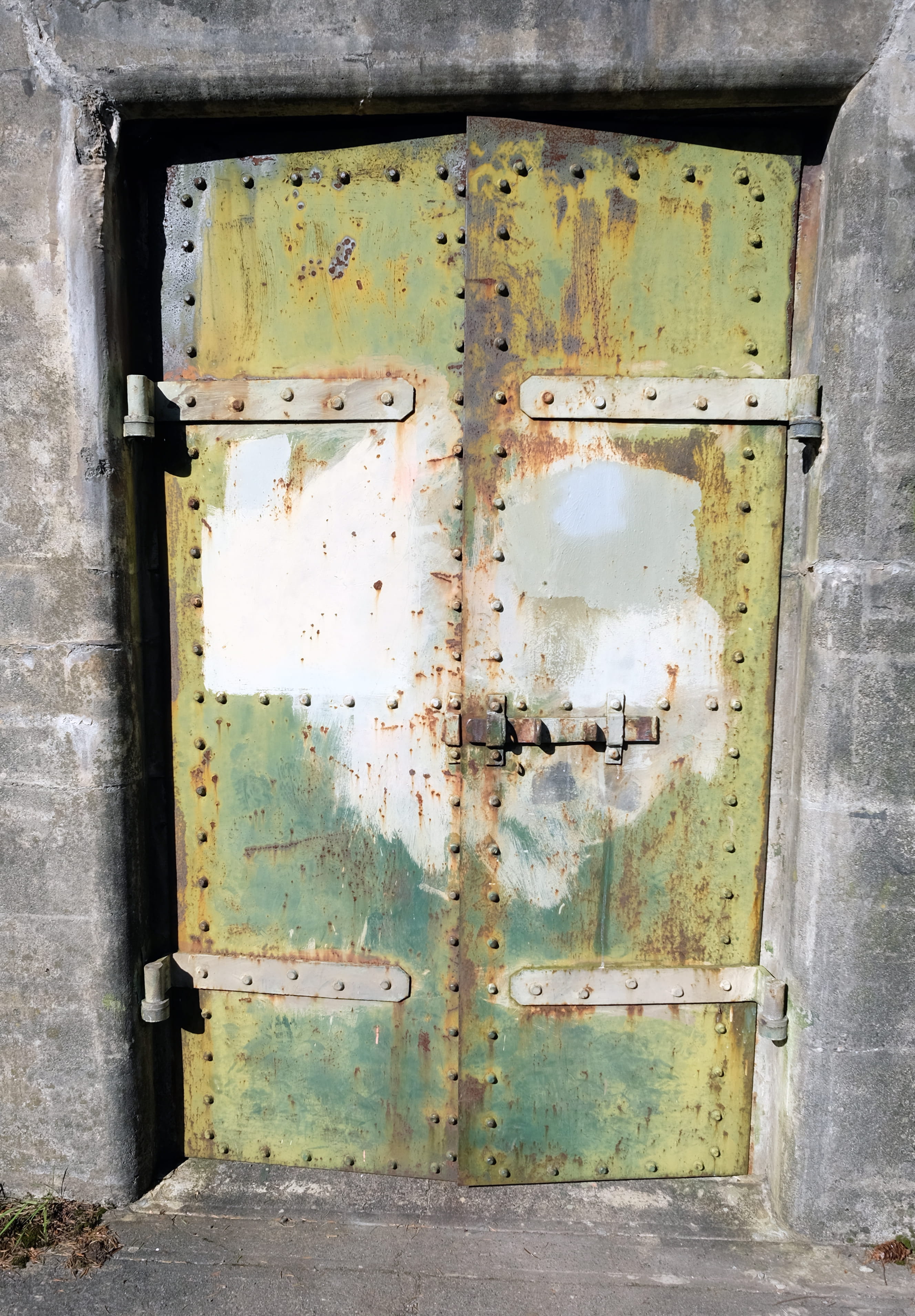 latch, entrance, locker, no people, security, protection, decline, safety, ruined, letterbox, gate, run-down, door, damaged, architecture, safe, prison, Phone HD Wallpaper