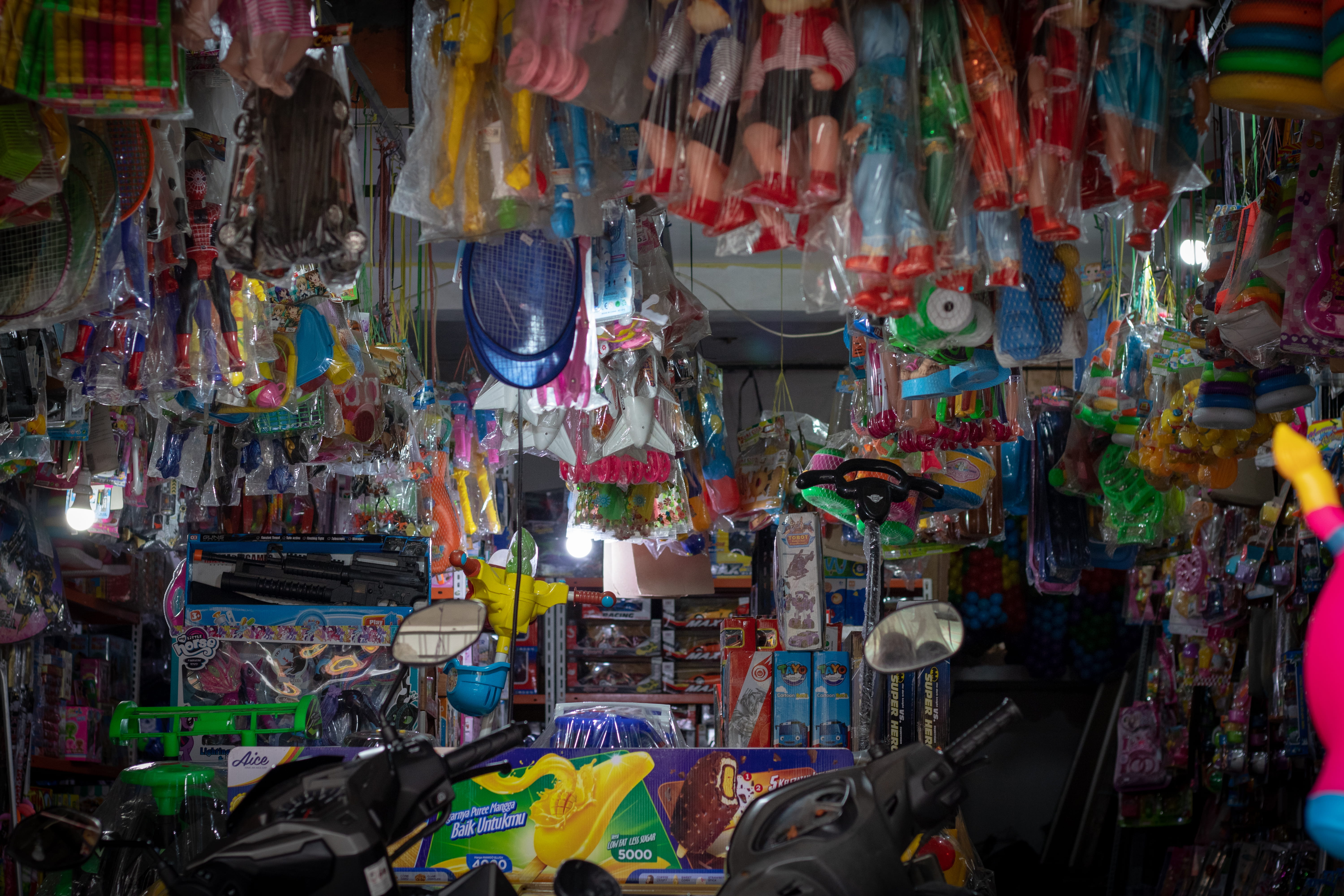 shopping, store, food, museum, street market, market, small business, hanging, surabaya, jl girilaya, choice, no people, outlet, collection, bazaar, indonesia, HD Wallpaper