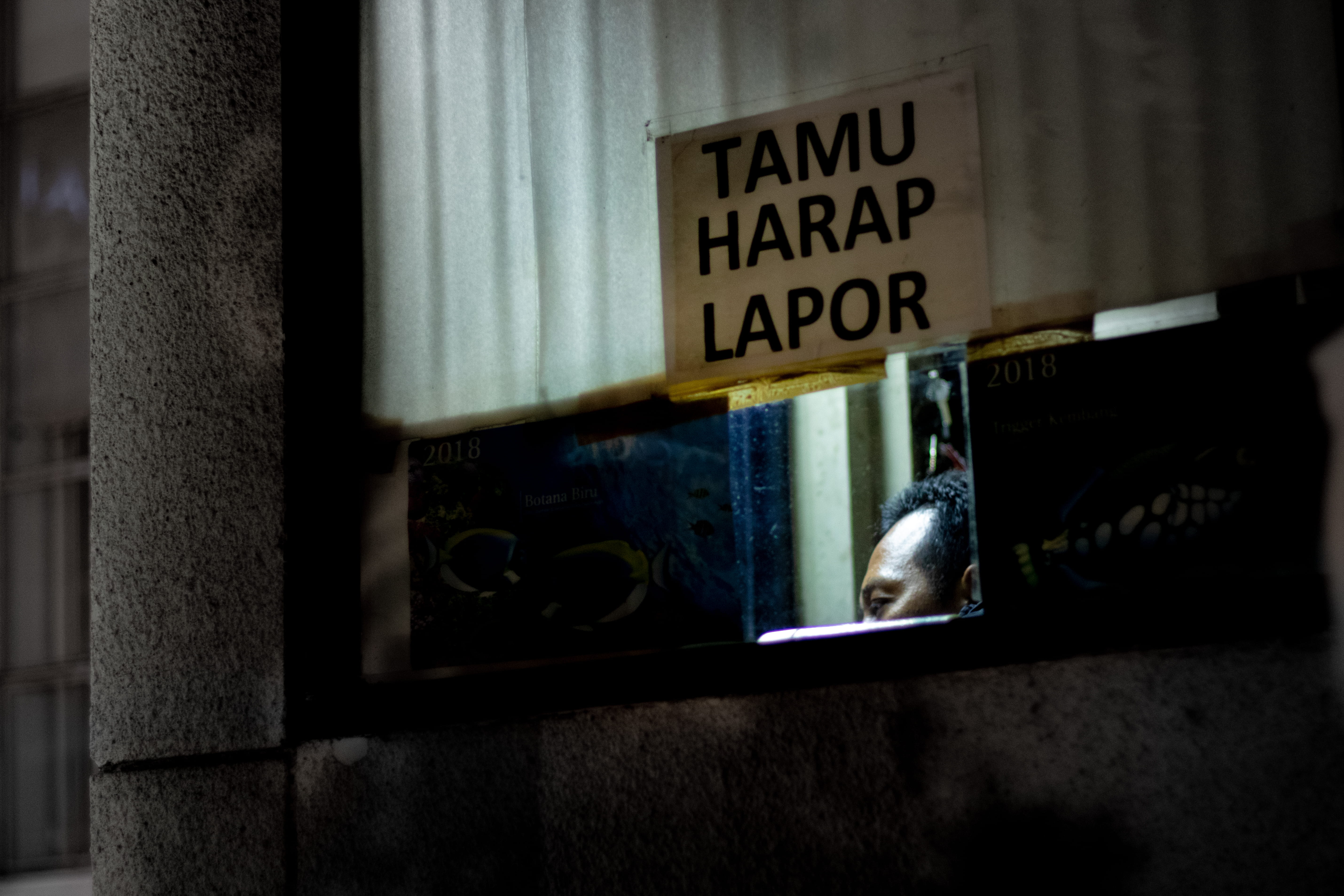 harap, text, furniture, 5K, western script, sign, signage, pc, communication, no people, capital letter, business, outpost, indoors, selective focus, reflection, HD Wallpaper