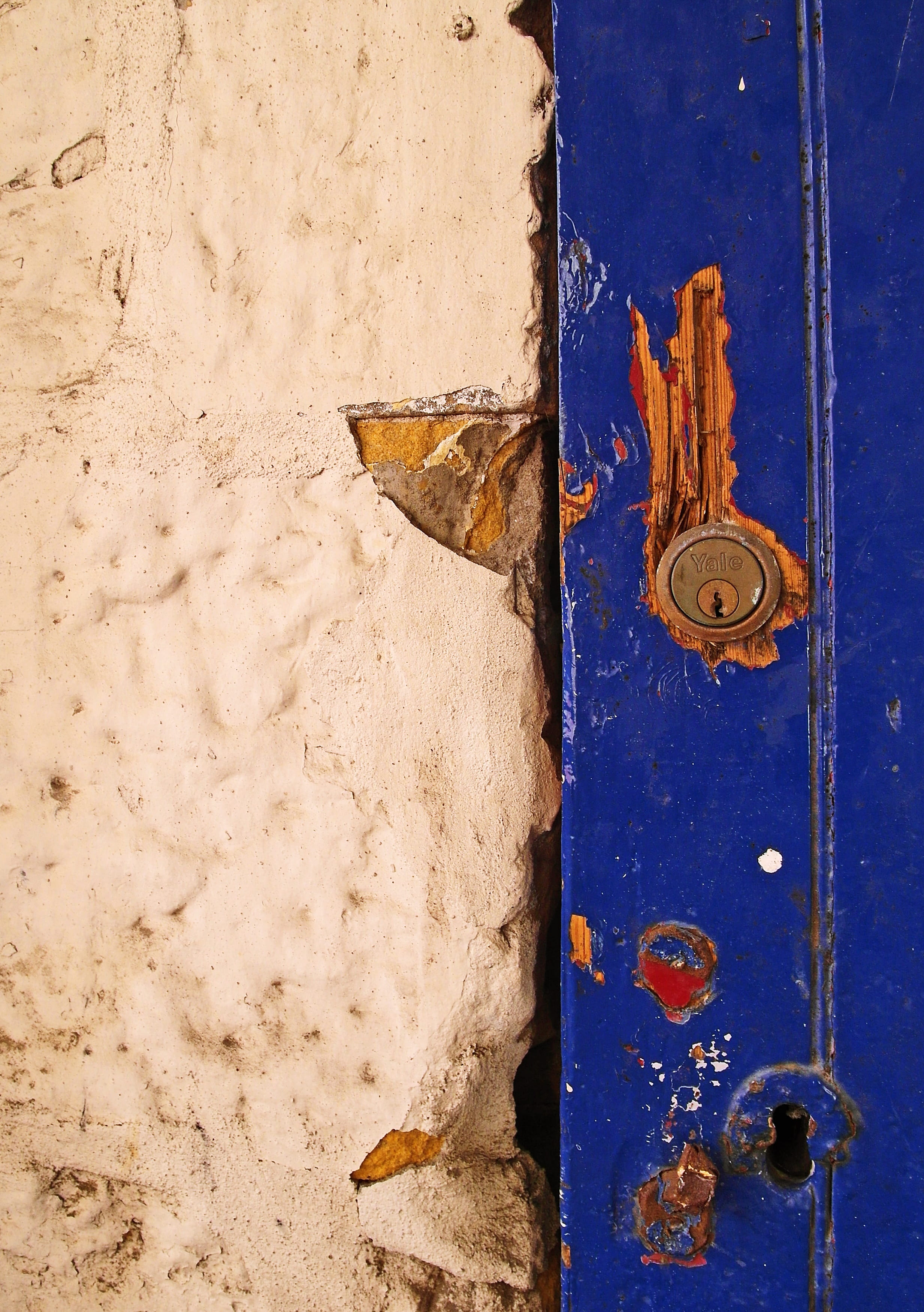 architecture, no people, safe, 2K, alcohol, rust, hole, security, day, full frame, steel, entrance, drink, latch, door, wall - building feature, safety, Phone HD Wallpaper