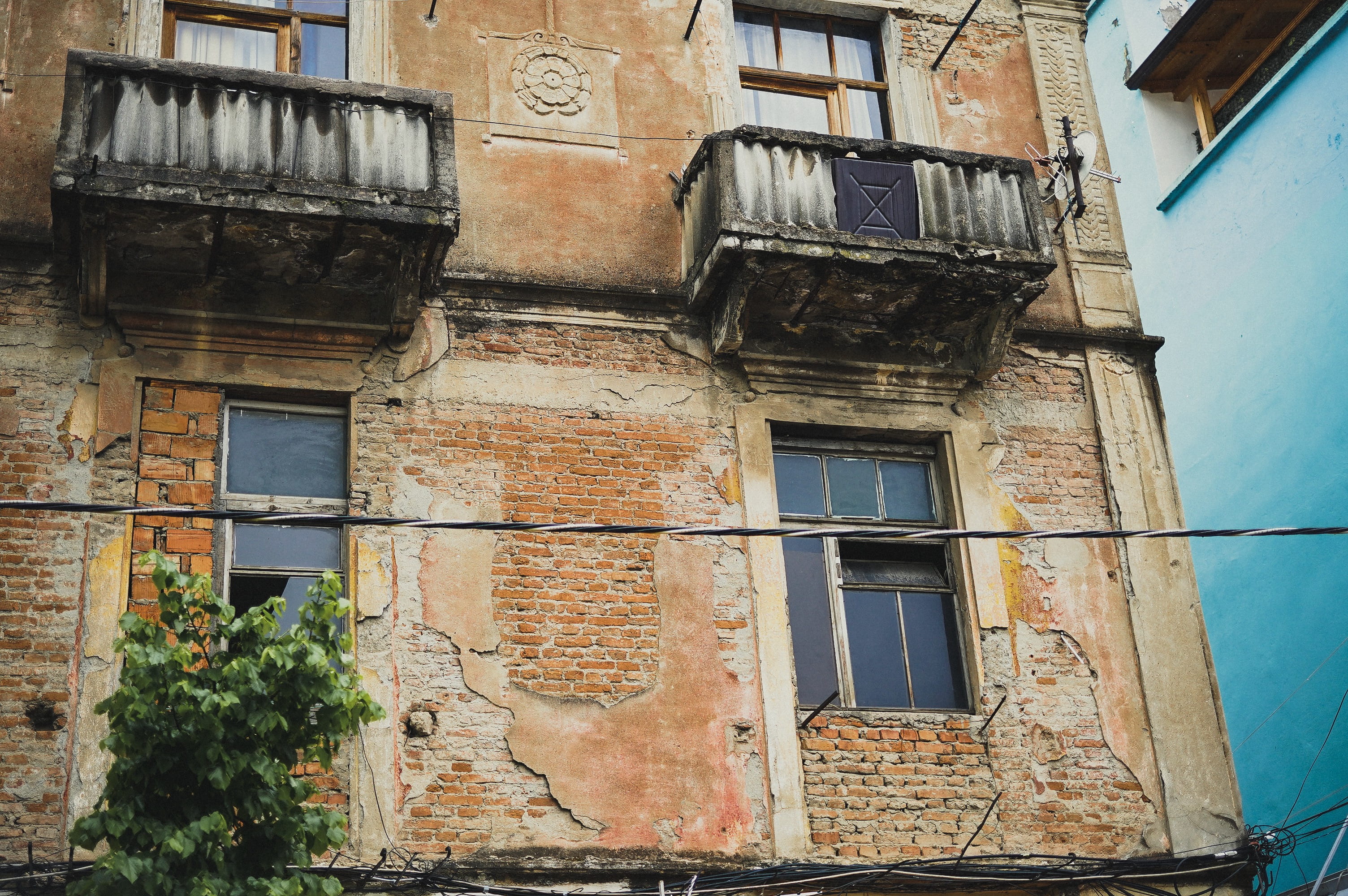 home decor, railing, low angle view, outdoors, roof, window, tirana, rundown, architecture, wall, banister, abandoned, old, run-down, plant, obsolete, albania, HD Wallpaper