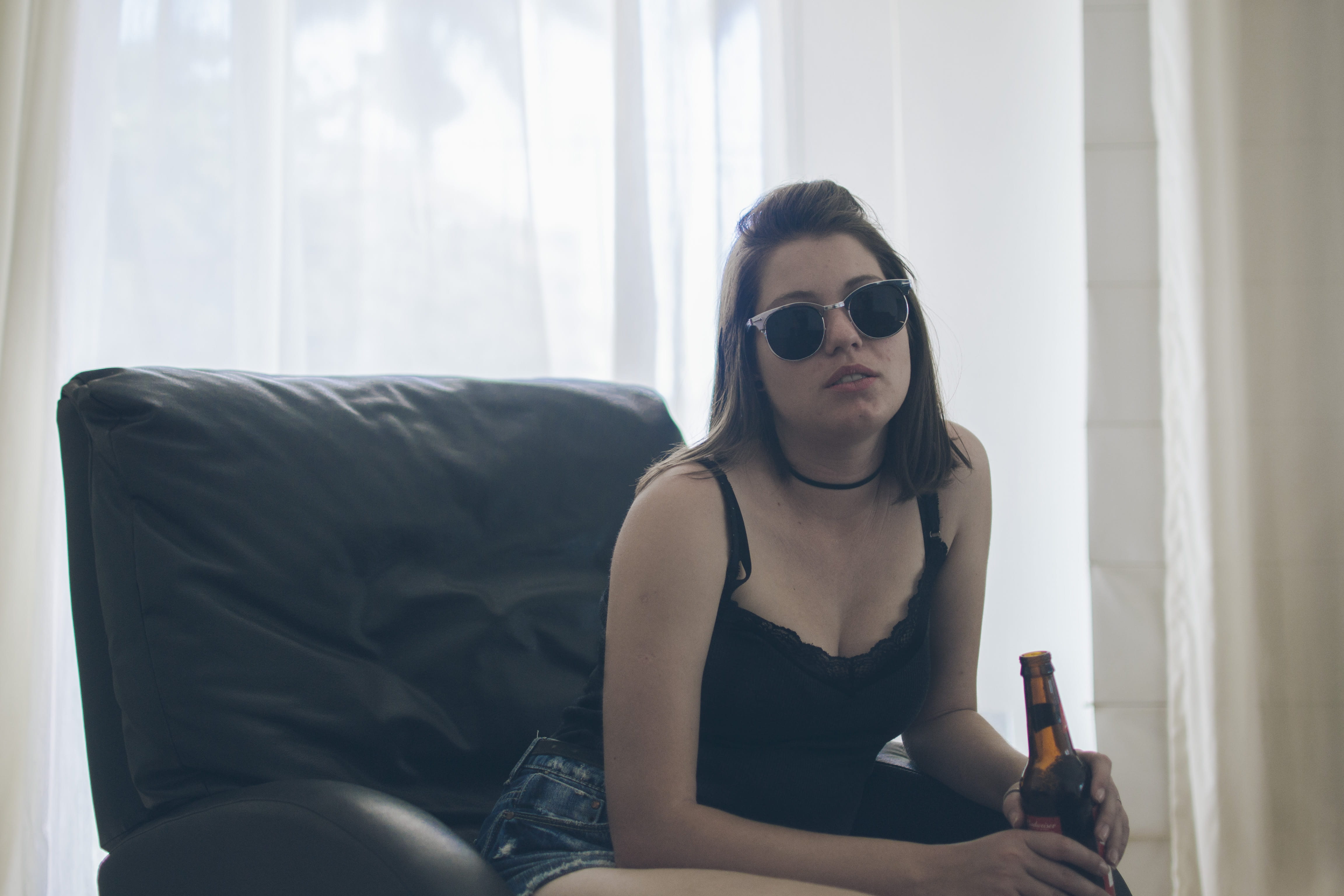 nikon, indoors, kodak potra, pentax, fashion, girl, beautiful woman, furniture, budweiser, three quarter length, vsco, kodak, cold beer, glasses, 4K, leisure activity, HD Wallpaper