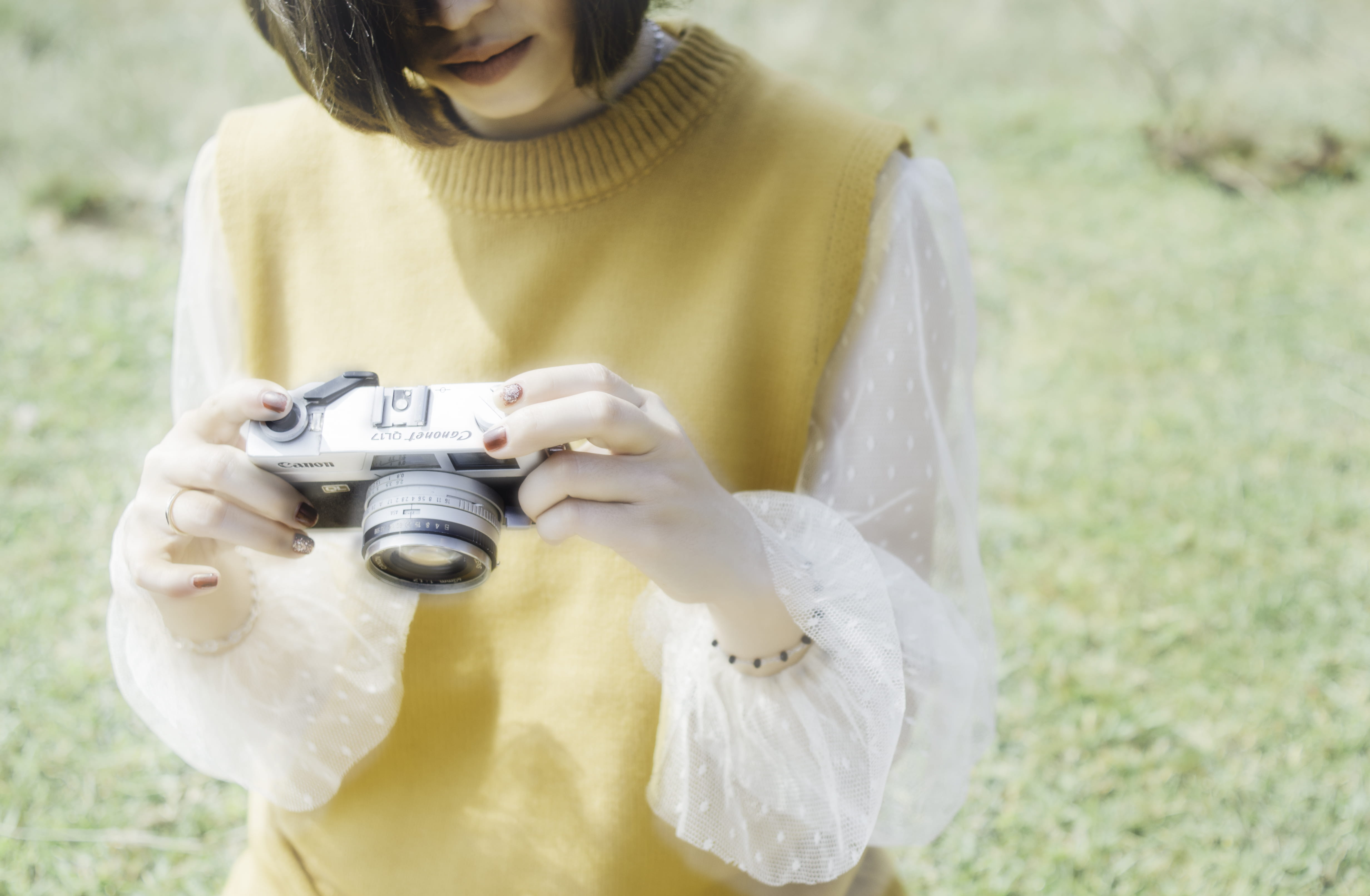 women, soft, nature, focus on foreground, activity, camera, gray, young adult, woman, front view, looking, 4K, holding, outdoors, one person, camera - photographic equipment, HD Wallpaper