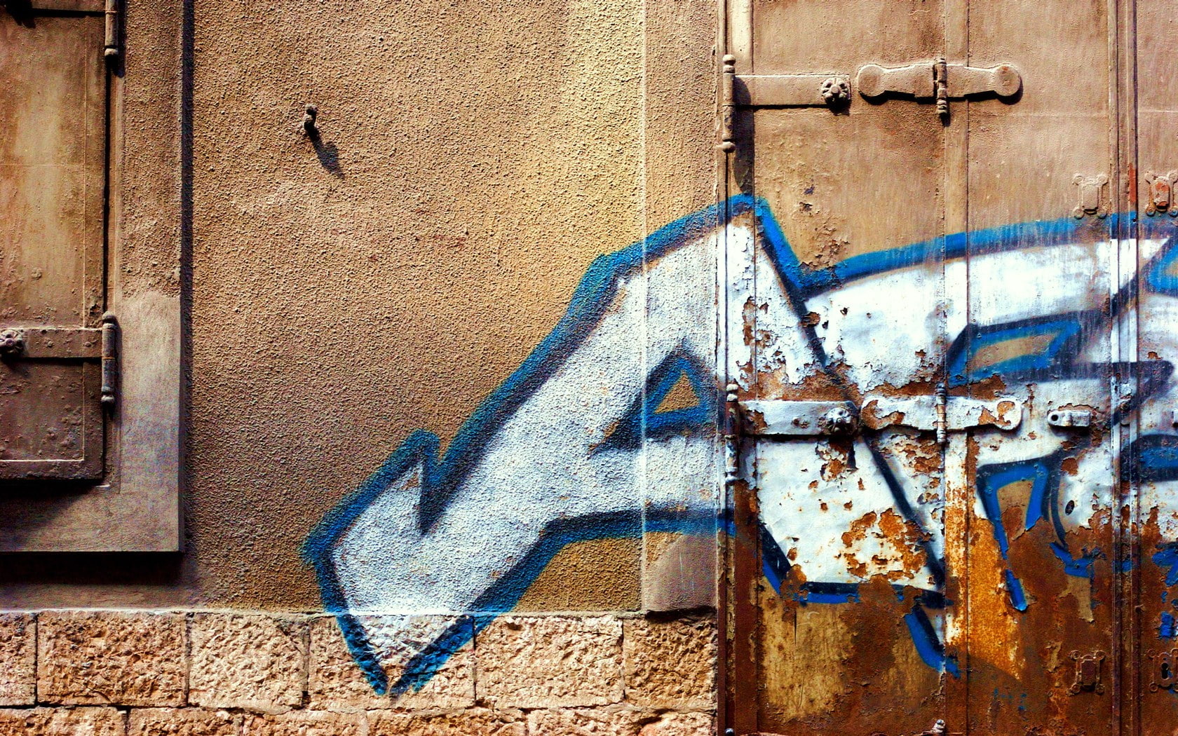 720P, digital/artwork, wall, print, graffiti, blue, white, hd, HD Wallpaper
