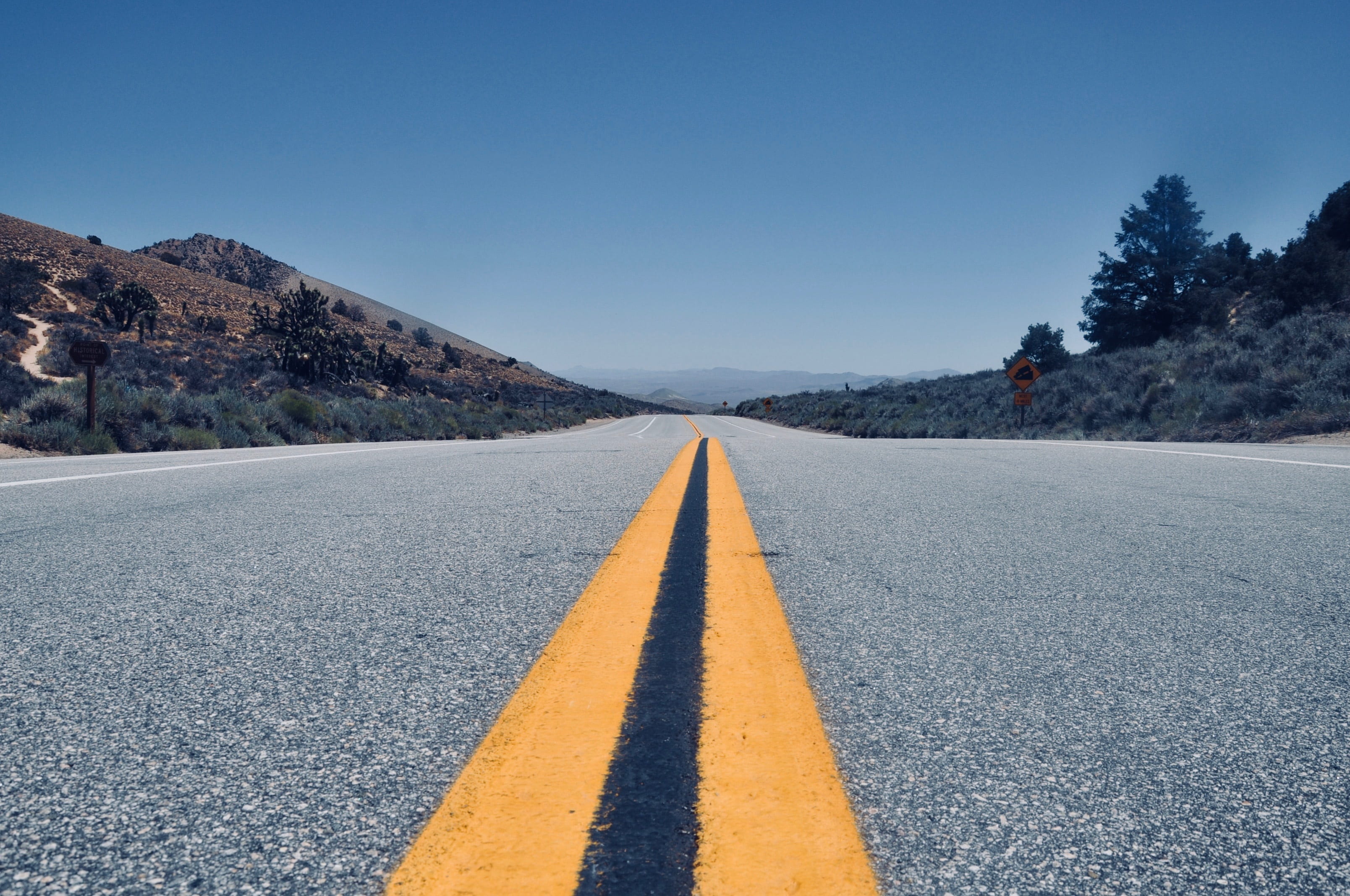 vanishing point, beauty in nature, surface level, asphalt, america, mountain, road, marking, california, no people, outdoors, sign, the way forward, 2K, HD Wallpaper