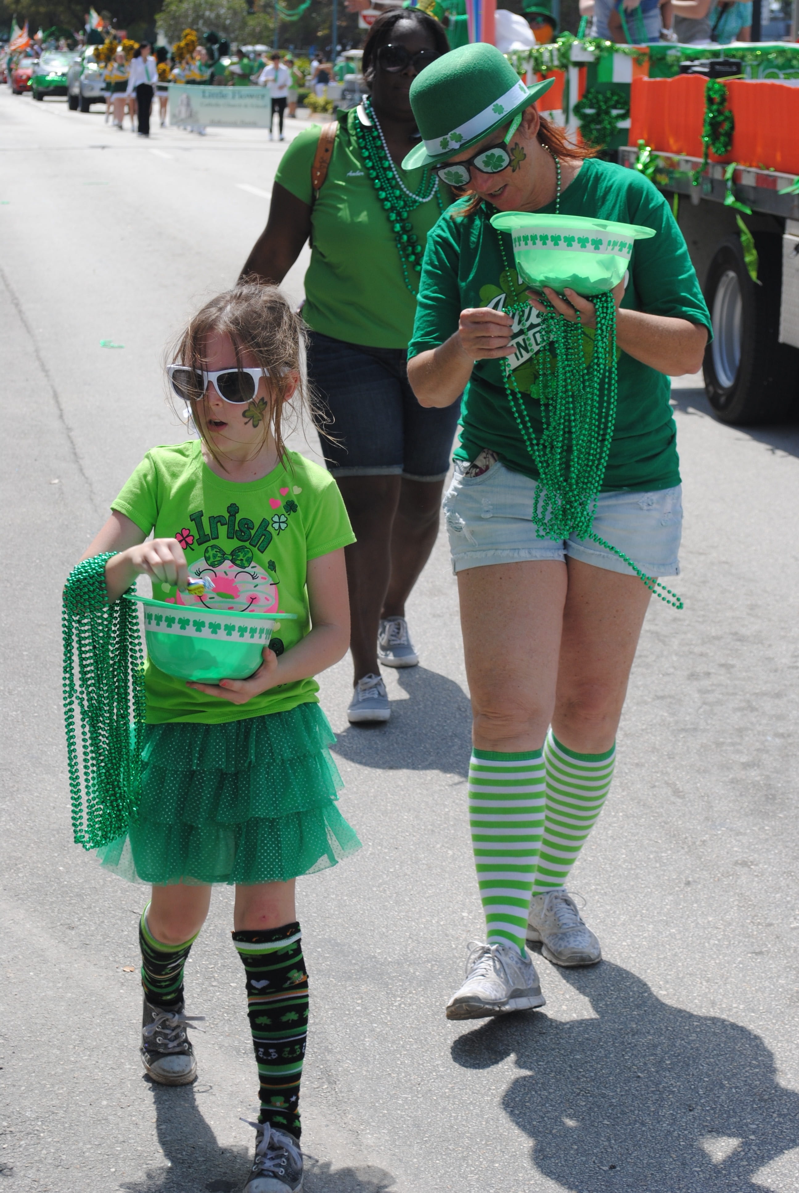 people, outdoors, st patricks day, standing, costume, child, happy, festival, nature, beads, costumes, green, front view, three, leisure activity, wearing, Phone HD Wallpaper