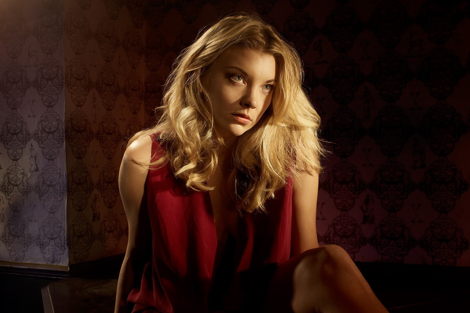  portrait, blonde, contemplation, indoors, hairstyle, sitting, 720P, fashion, beauty, women, actress, looking at camera, long hair, green eyes, HD Wallpaper