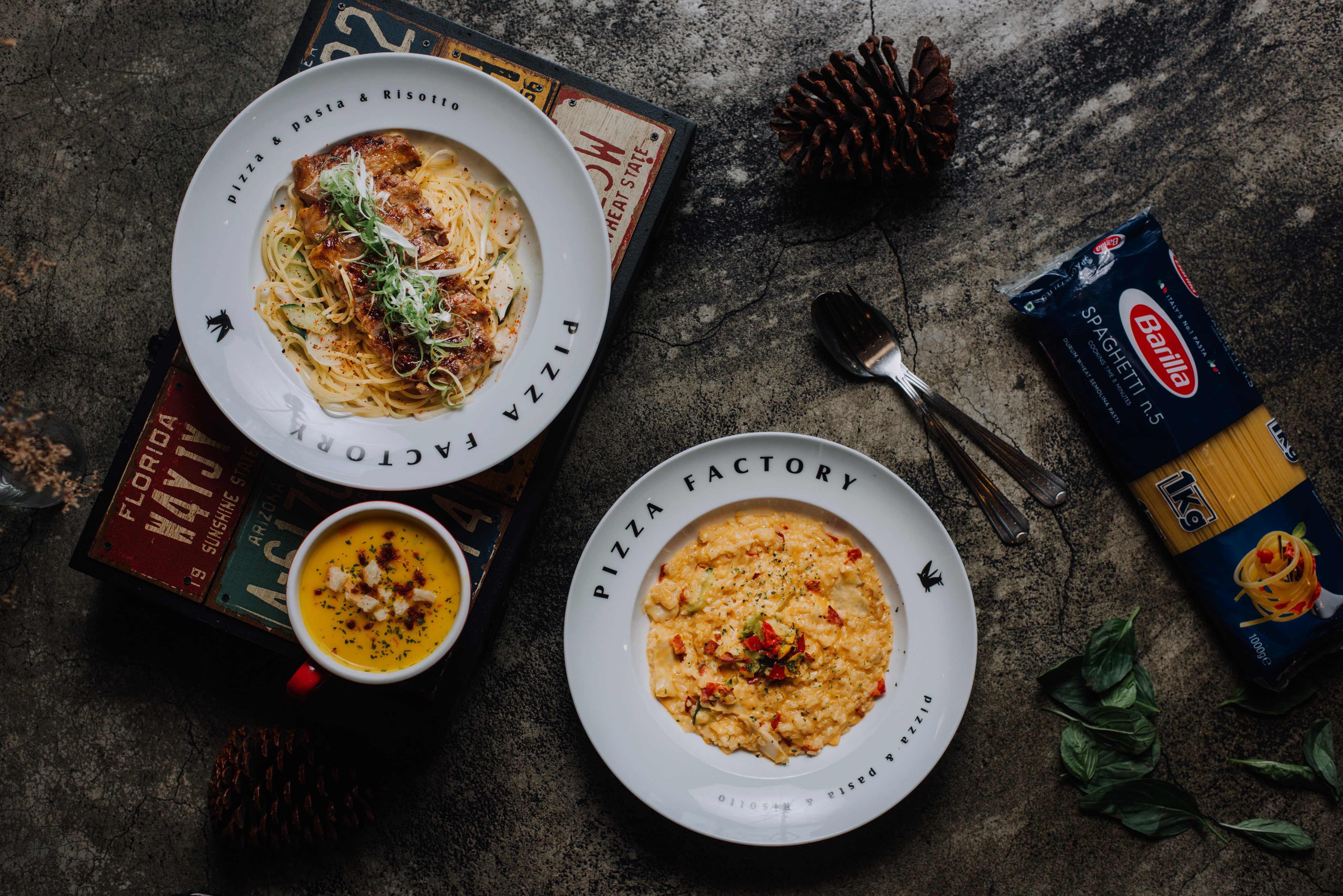 food and drink, high angle view, serving size, plate, soup, indoors, healthy eating, no people, pasta, ready-to-eat, crockery, directly above, table, still life, HD Wallpaper