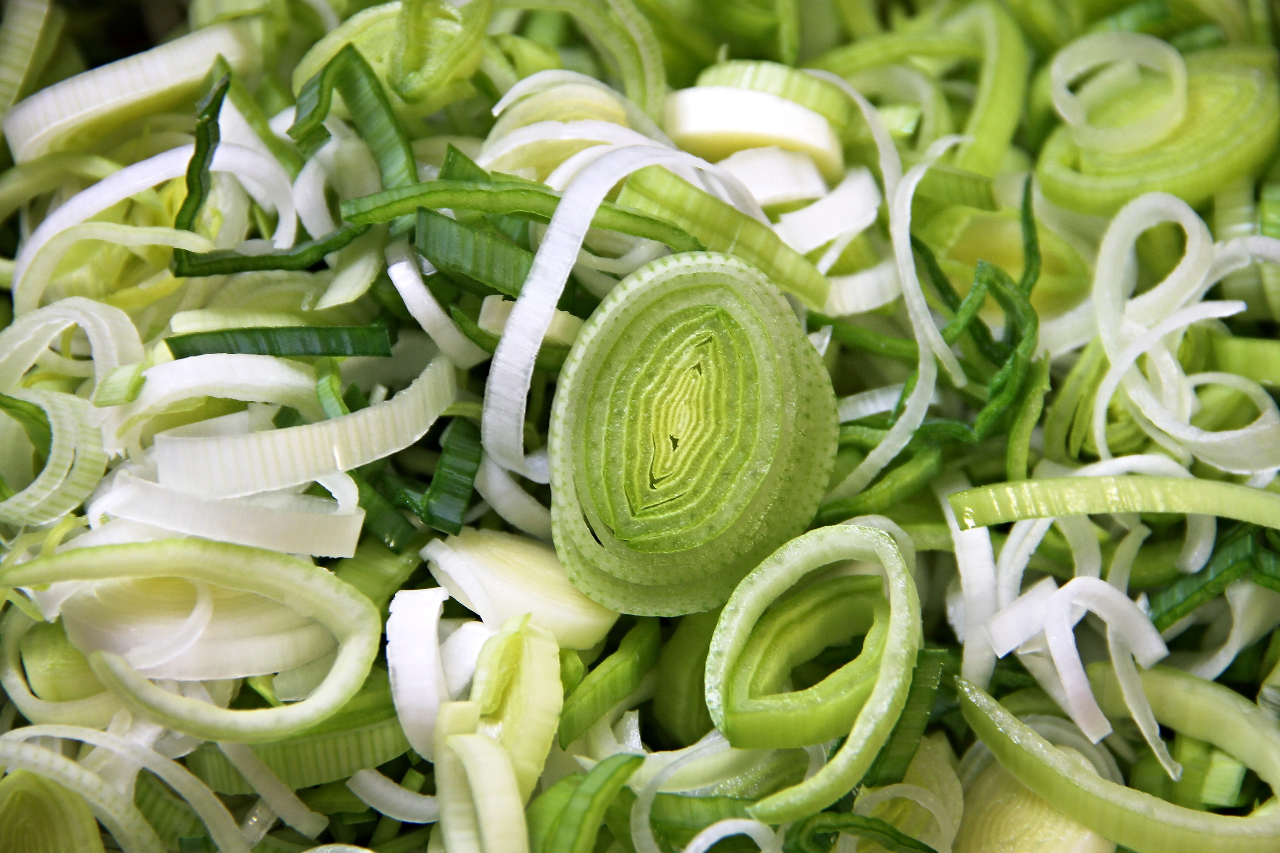 healthy eating, nutrition, spring onions, soup greens, chopped, onion, close-up, vitamins, food, green color, indoors, vegetable, full frame, spring, rings, HD Wallpaper