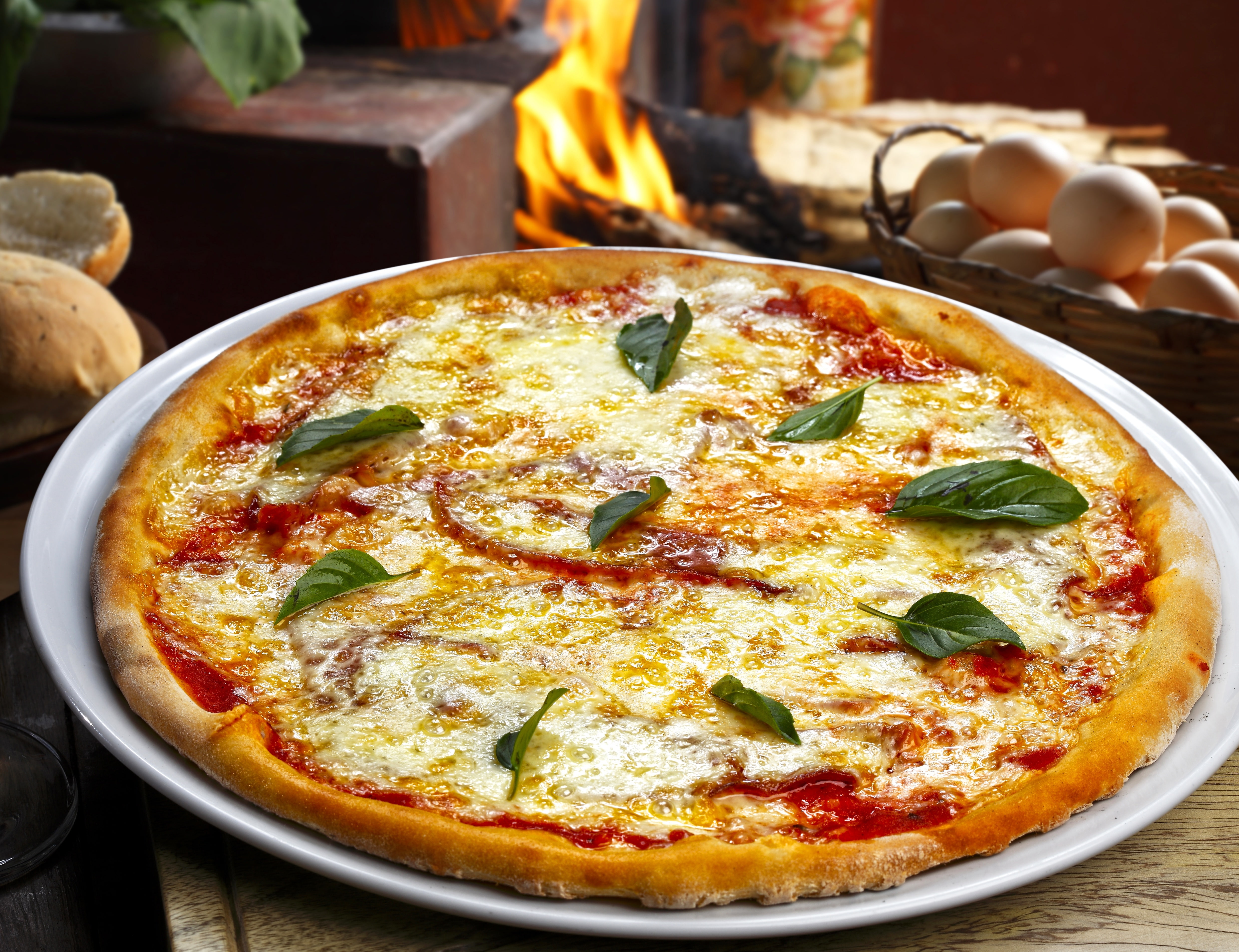 fast food, tomato, wood - material, 4K, table, Food, no people, healthy eating, indoors, still life, herb, freshness, pizza, dairy product, cheese, eggs, HD Wallpaper