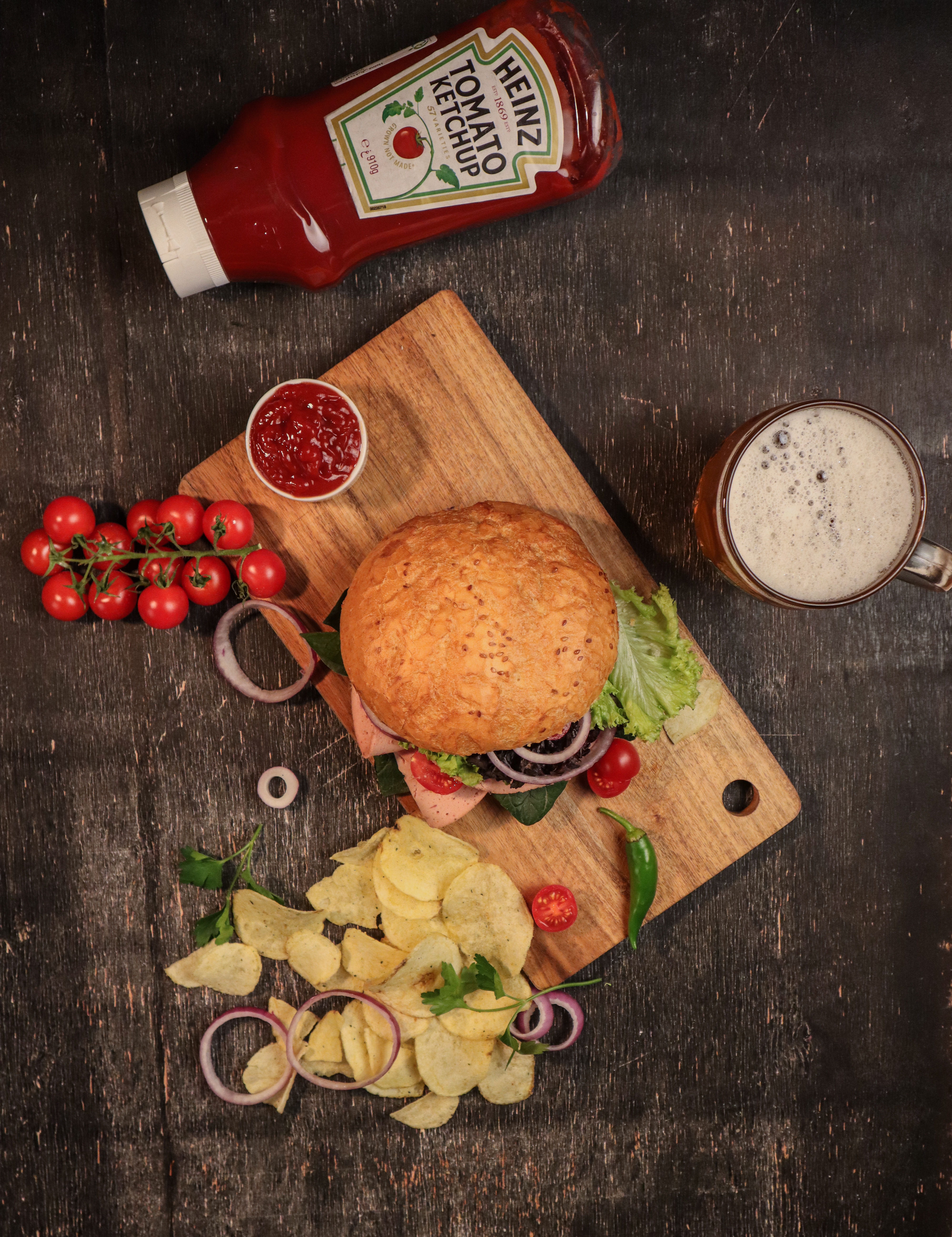 wood - material, shallot, snack, take out food, meatball, food and drink, ketchup, indoors, meat loaf, tomato, supper, pickle, high angle view, bun, onion, Phone HD Wallpaper