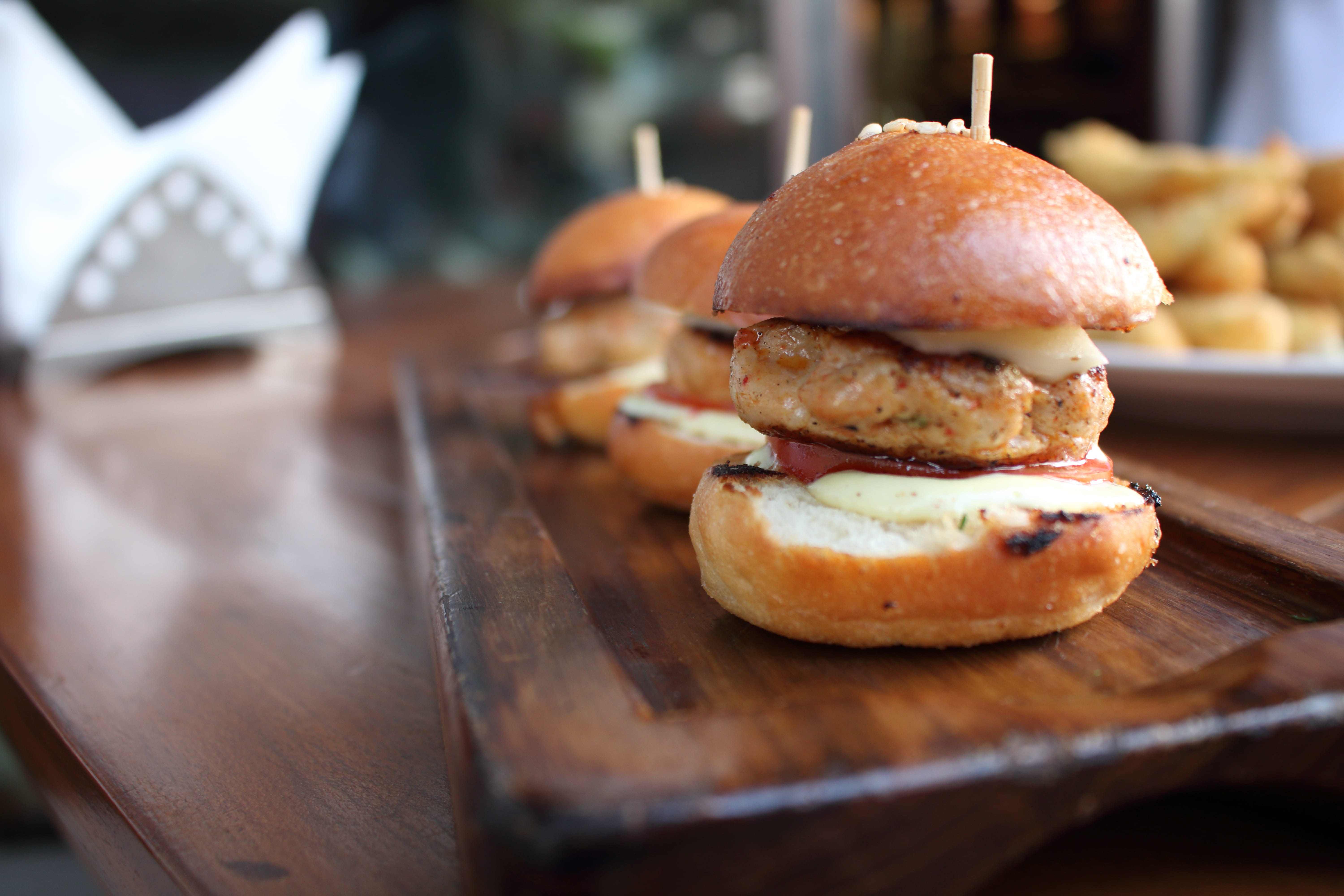 restaurant, ready-to-eat, snack, table, selective focus, plate, onion ring, temptation, three, bread, bun, photo, wood, sandwich, business, food, burgers, HD Wallpaper