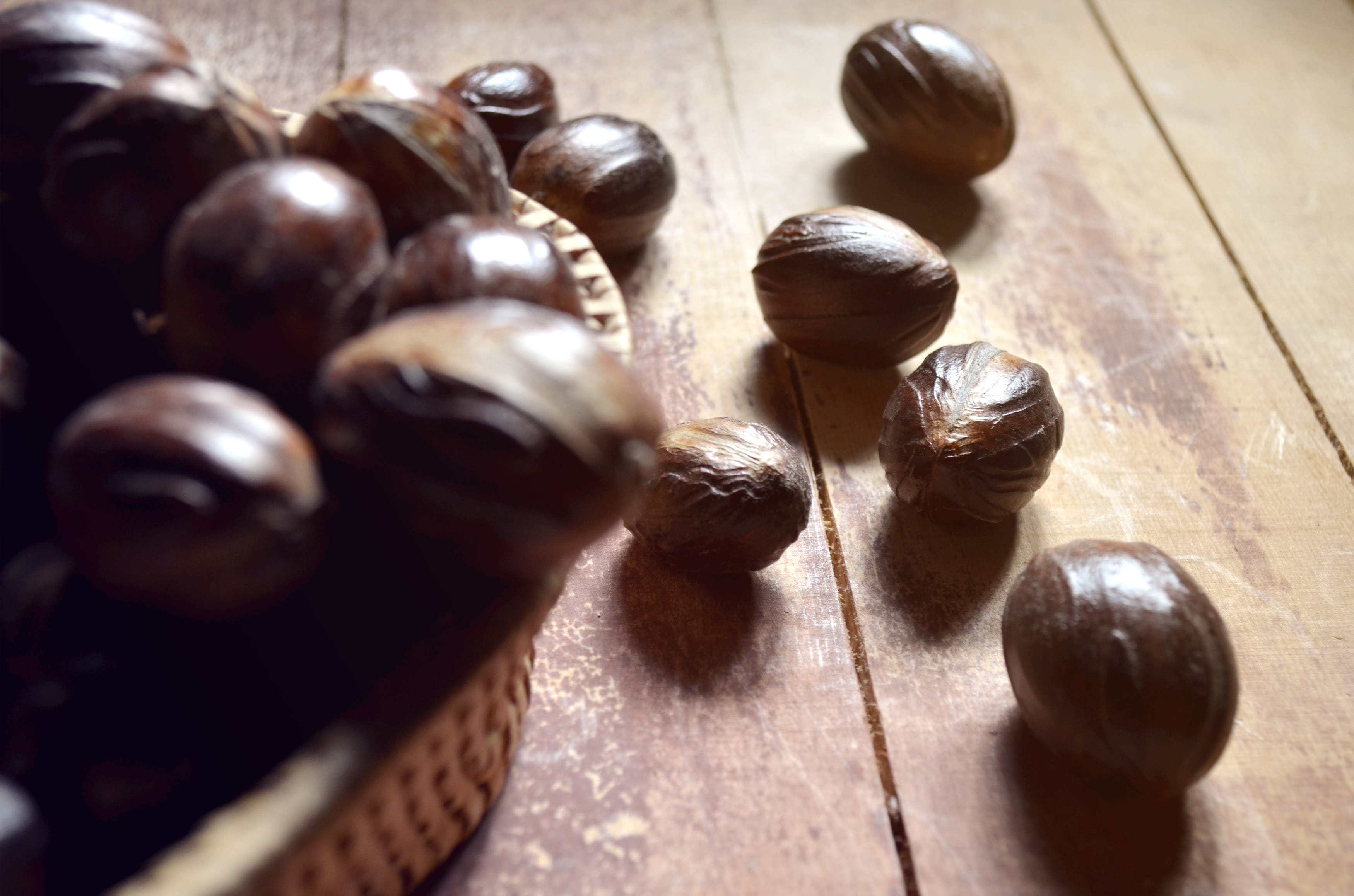 close-up, nutmeg, selective focus, nature, sunlight, spicy, seeds, herbal, day, metal, spices, 2K, high angle view, no people, medicine, game, indoors, HD Wallpaper