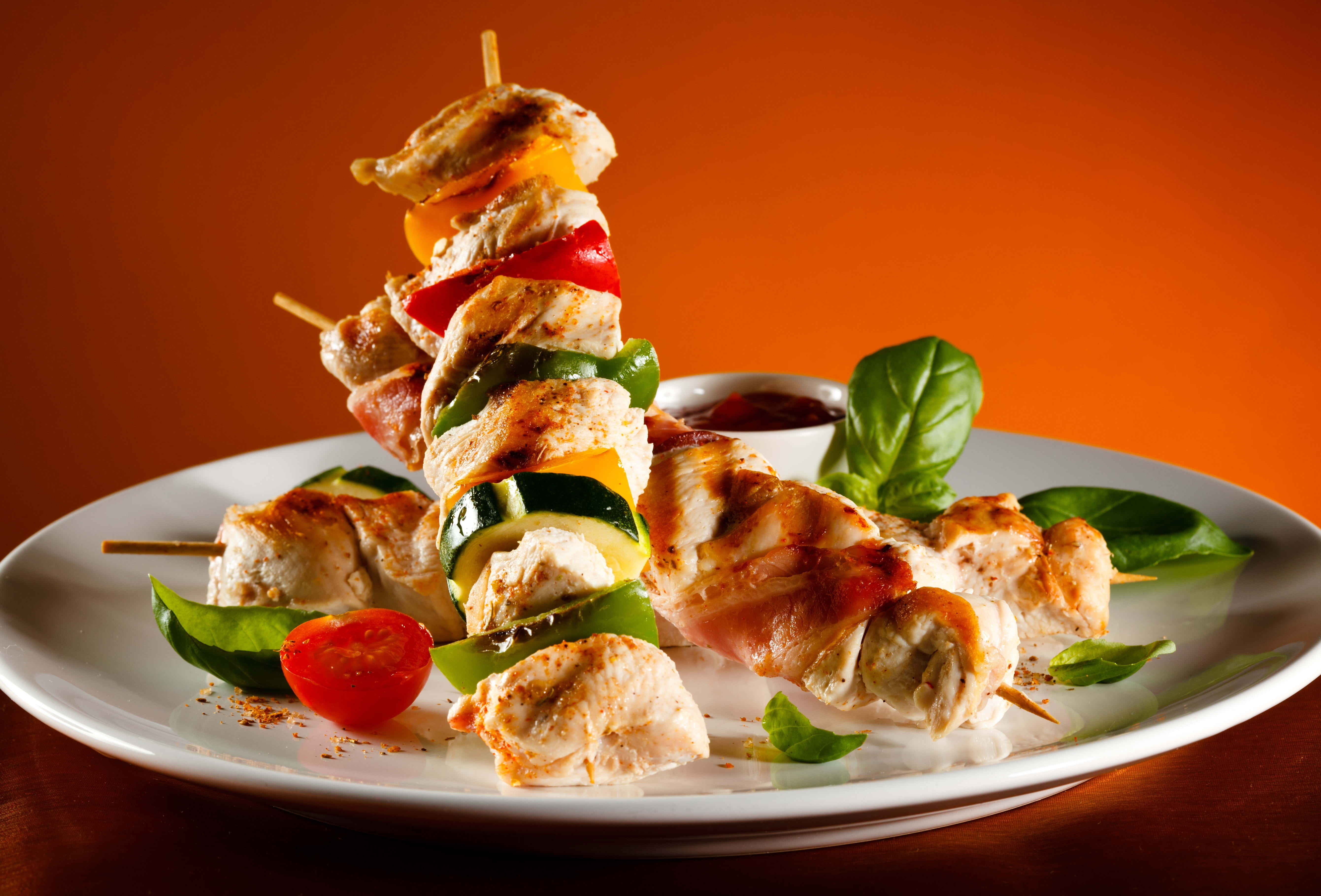 steak, kebabs, eating, appetizer, vegetable, indoors, roasted, healthy Eating, 5K, salad, onion, red, crockery, cheese, tomato, savory Sauce, meat, chicken Meat, HD Wallpaper