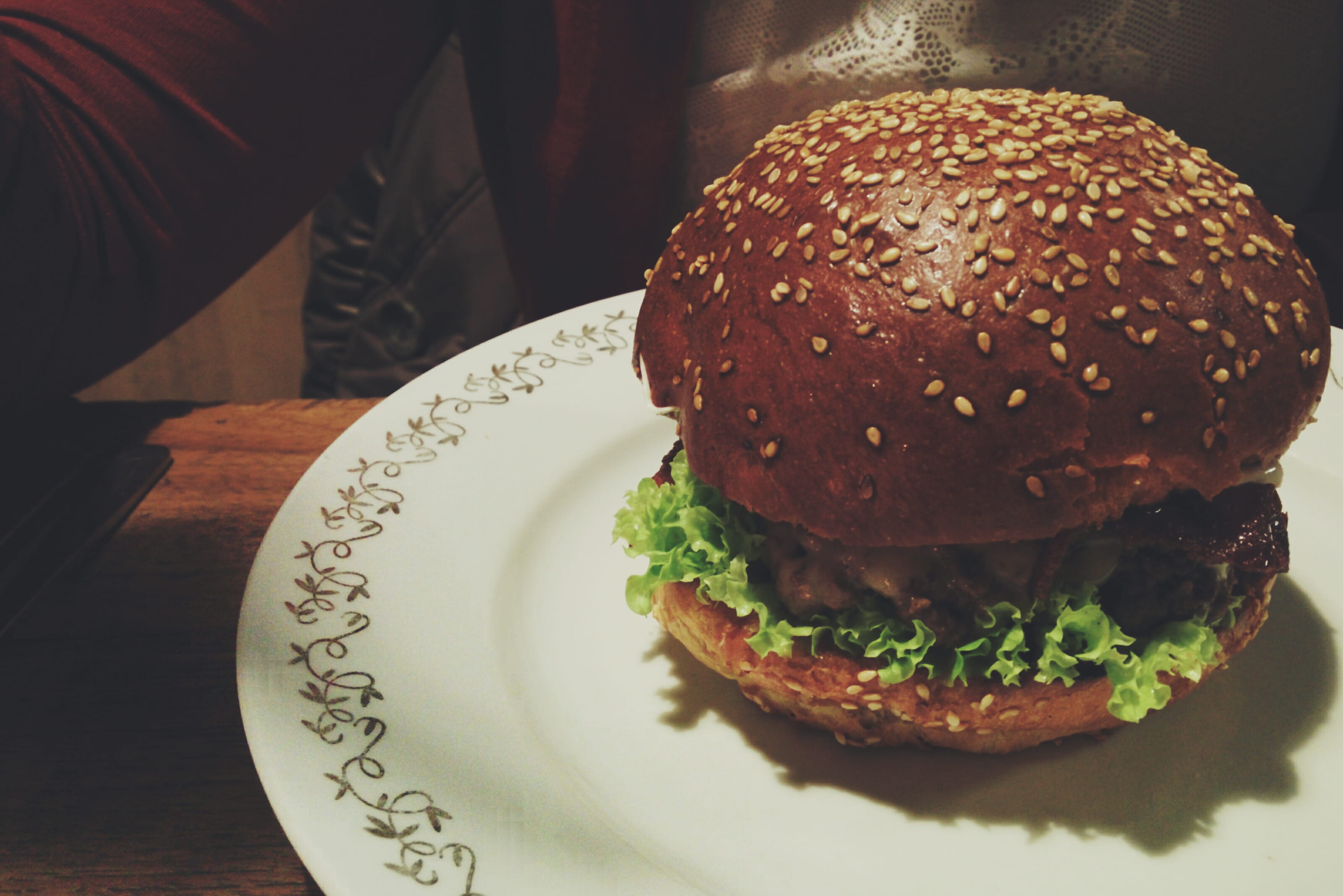 lettuce, sesame, hamburger, people, fast food, bread, still life, Beef, gourmet, 2K, tomato, food and drink, plate, unhealthy Eating, table, close-up, HD Wallpaper