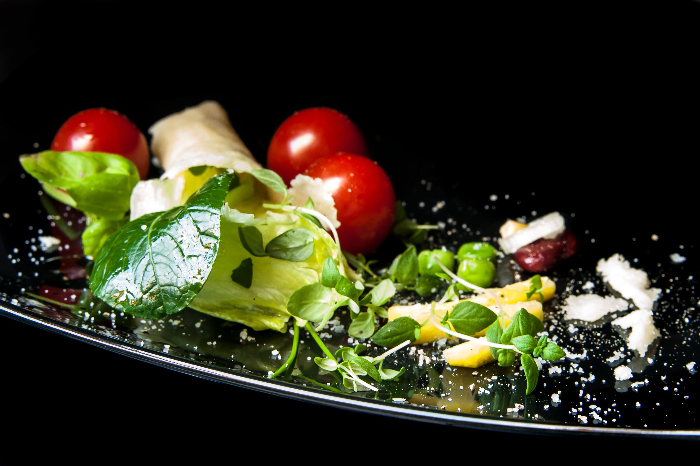 serving size, garnish, green color, vegetarian food, indoors, red, frisch, vegetarian, 2K, food, hunger, fruits, tasty, leaf, tomatoes, plate, green, vitamins, HD Wallpaper