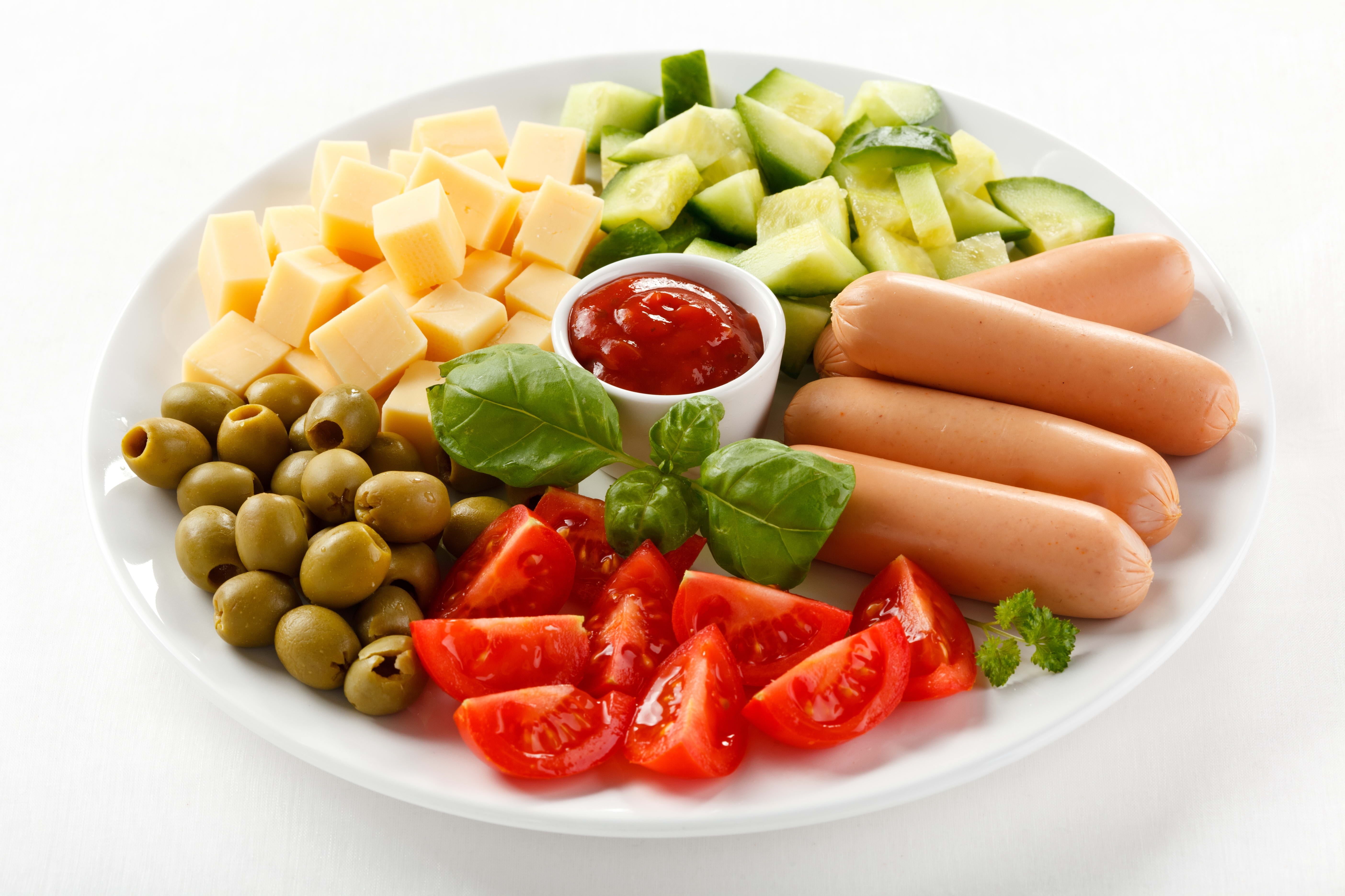 dinner, healthy Eating, gourmet, lunch, leaves, lettuce, salad, freshness, tomatoes, red, ready-to-eat, vegetarian Food, crockery, indoors, sausages, olive, HD Wallpaper